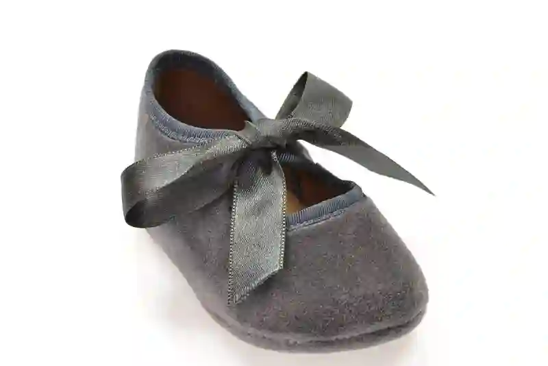 Angelito Terciopelo Gris. Tallas 16 a 19.