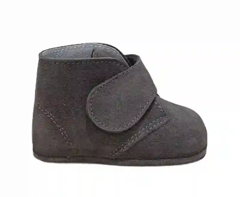 Botita en serraje gris con velcro. Tallas 18 a 21.