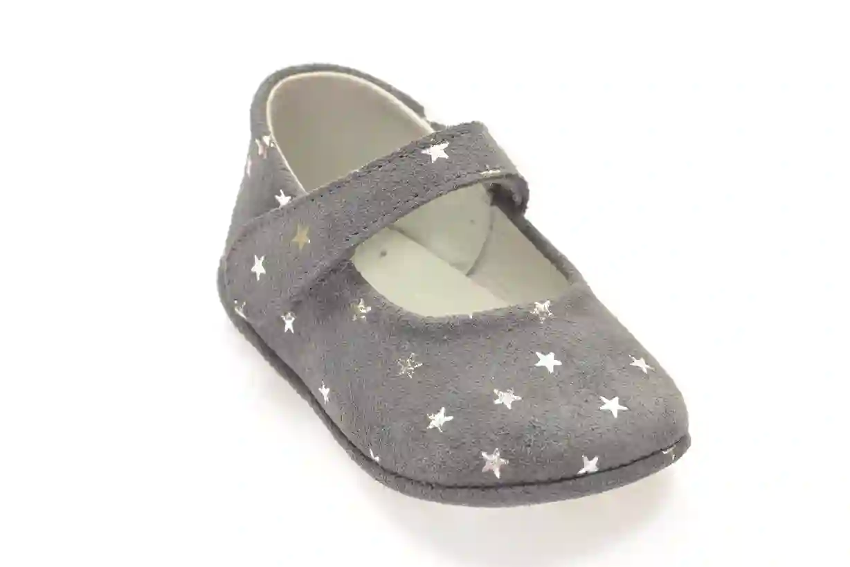 Mercedita en serraje gris con estrellas. Tallas 17 a 20.