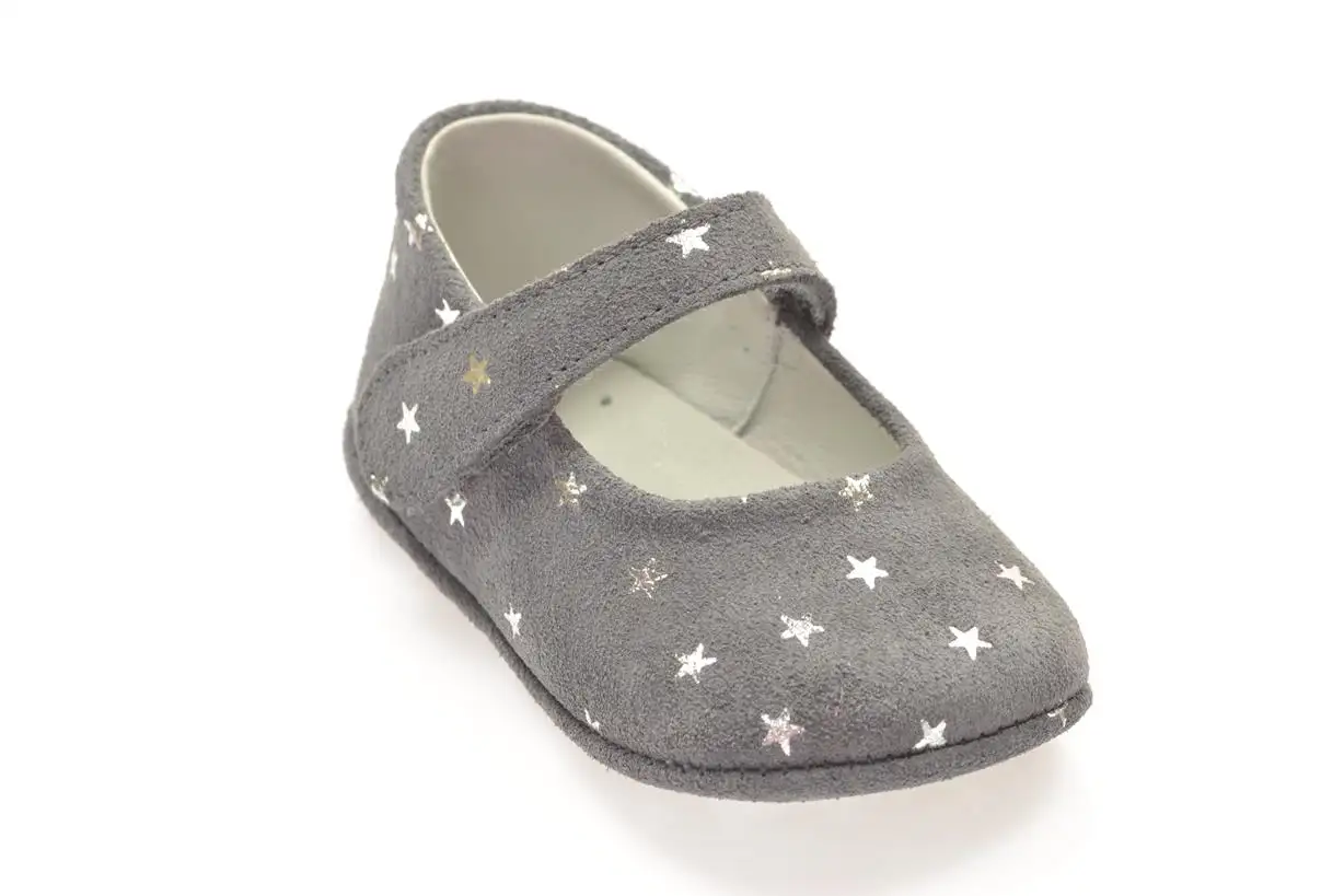 Mercedita en serraje gris con estrellas. Tallas 17 a 20.