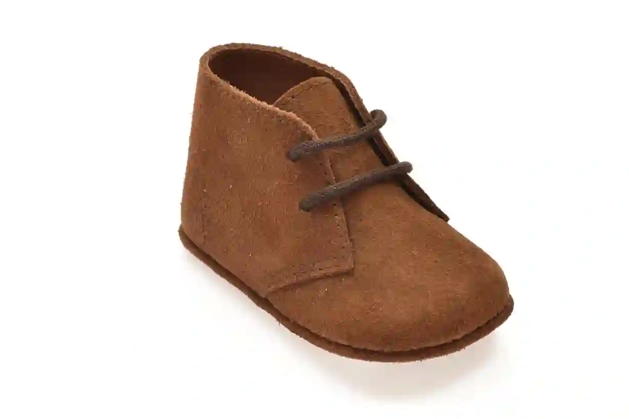 Botita Serraje Camel con cordones. Tallas 16 a 20.