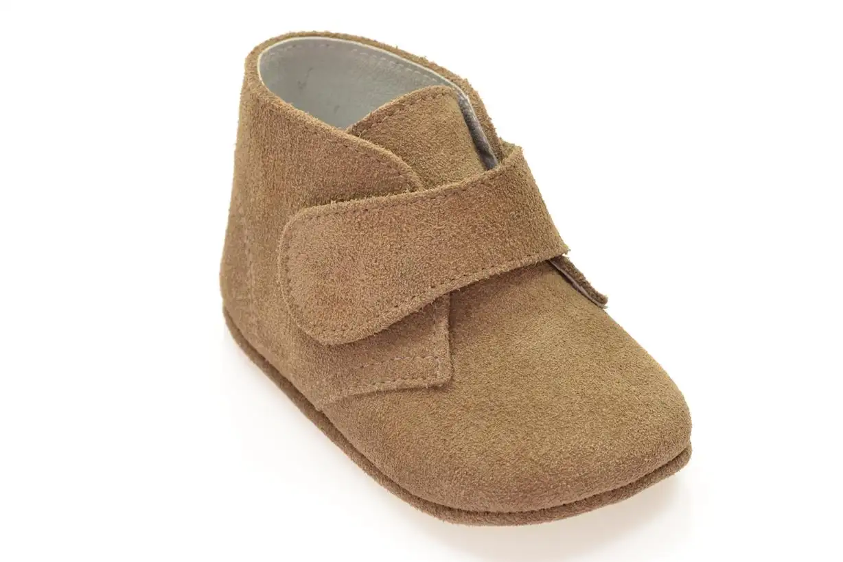 Botita en serraje Visón con velcro. Tallas 16 a 21.
