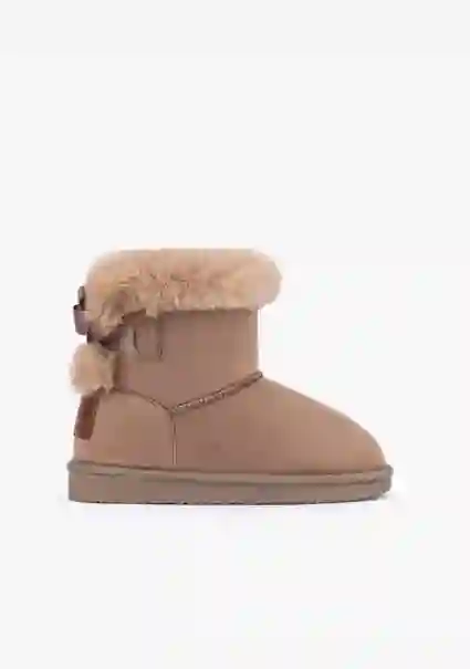 Bota australiana repelente al agua en color Taupe con Lazo. Tallas 31 a 38.