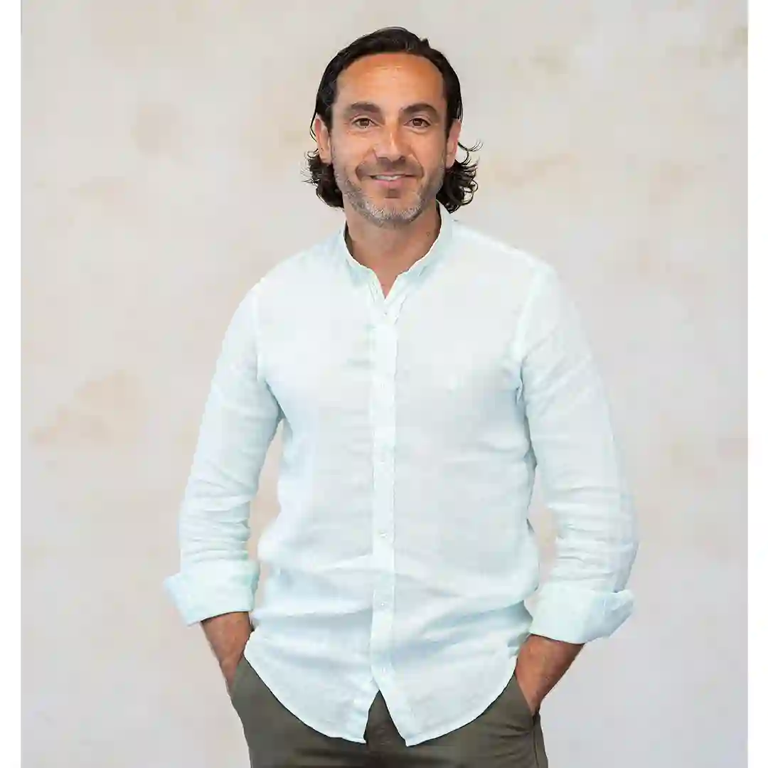 Clear green linen shirt "Sultana" Logo embroidered in light brown.