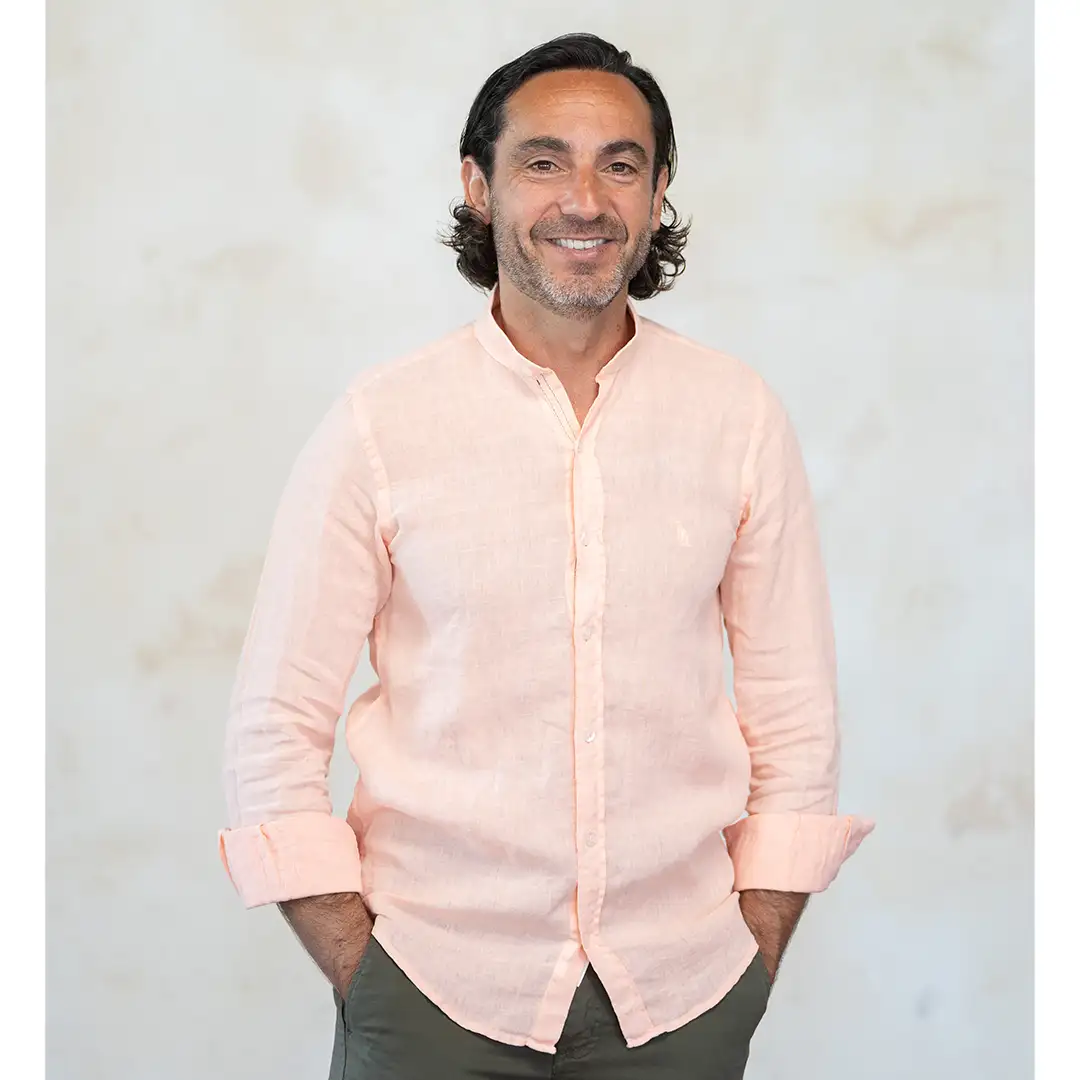 Camisa de lino naranja claro " Galana" logo bordado en color azulón.