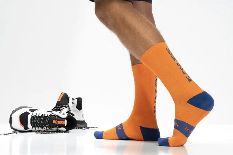 Orange running socks man - Image 3