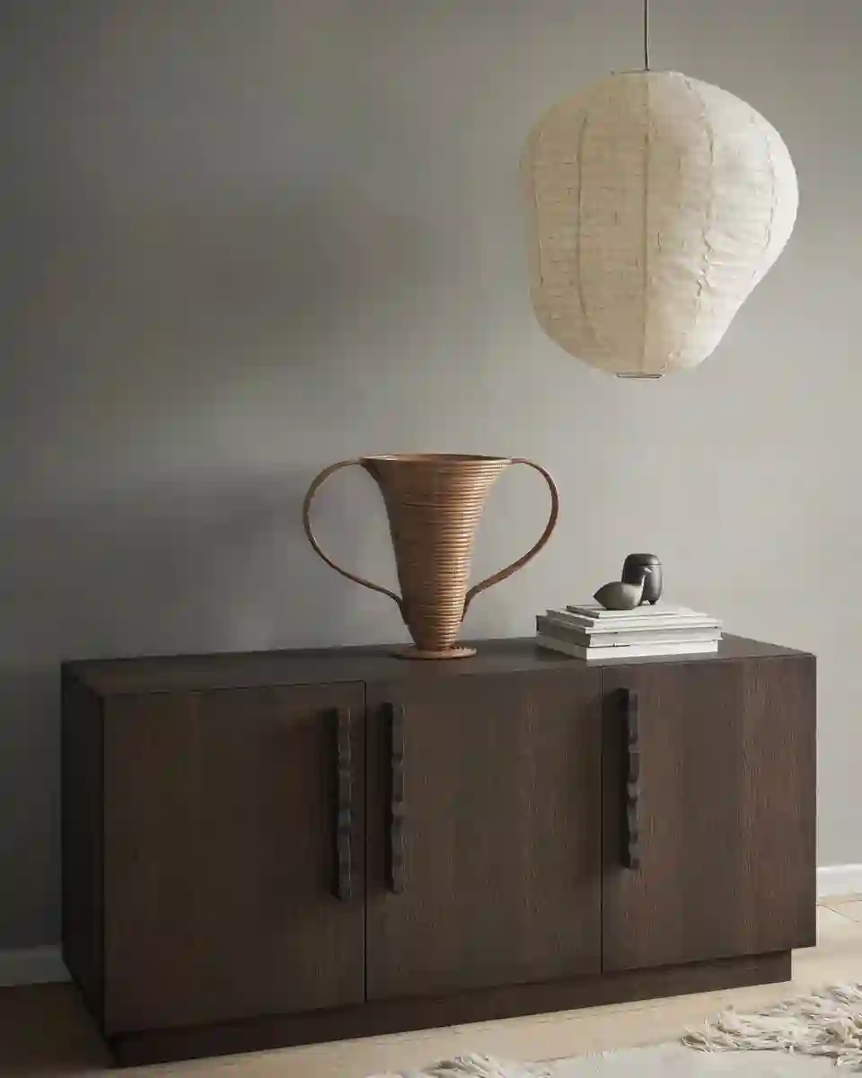 Aparador de madera oscura