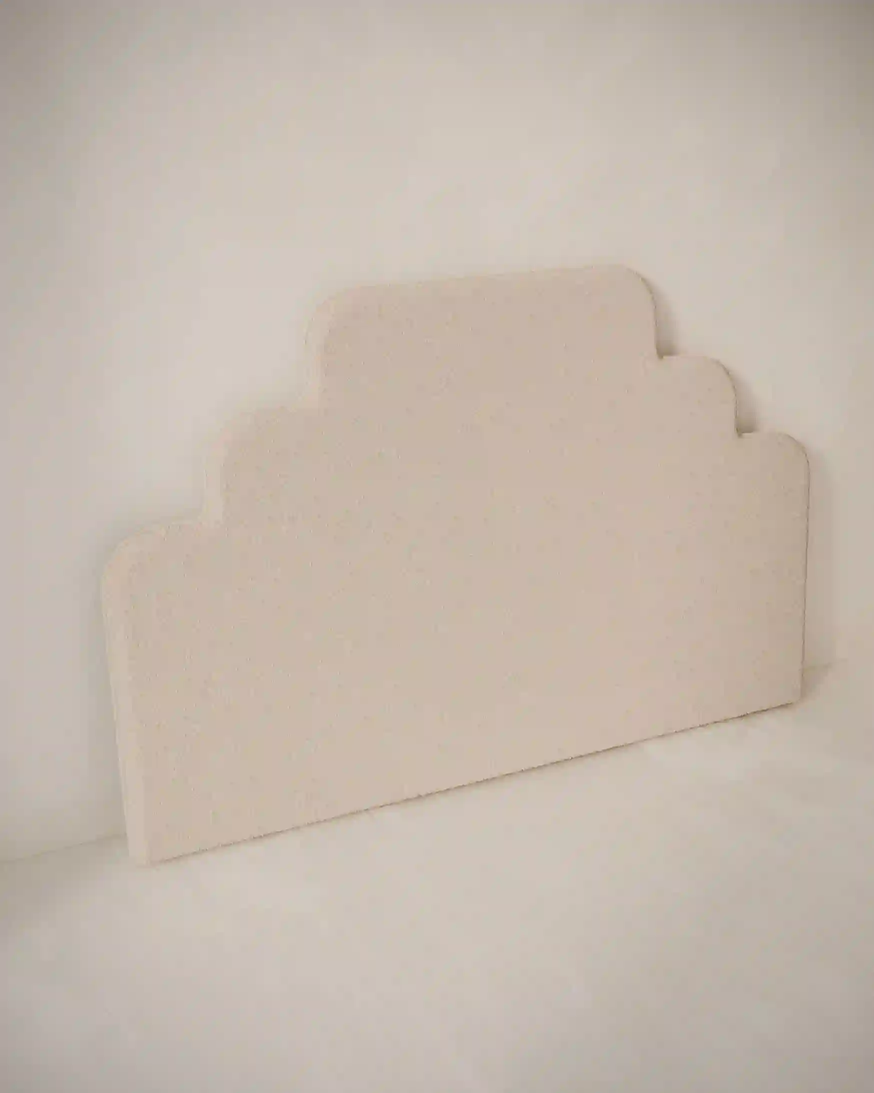 Cabecero blanco en bouclé