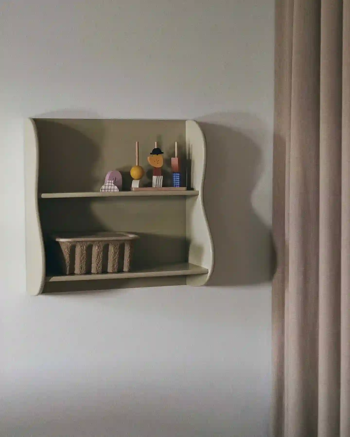Children's wall shelf