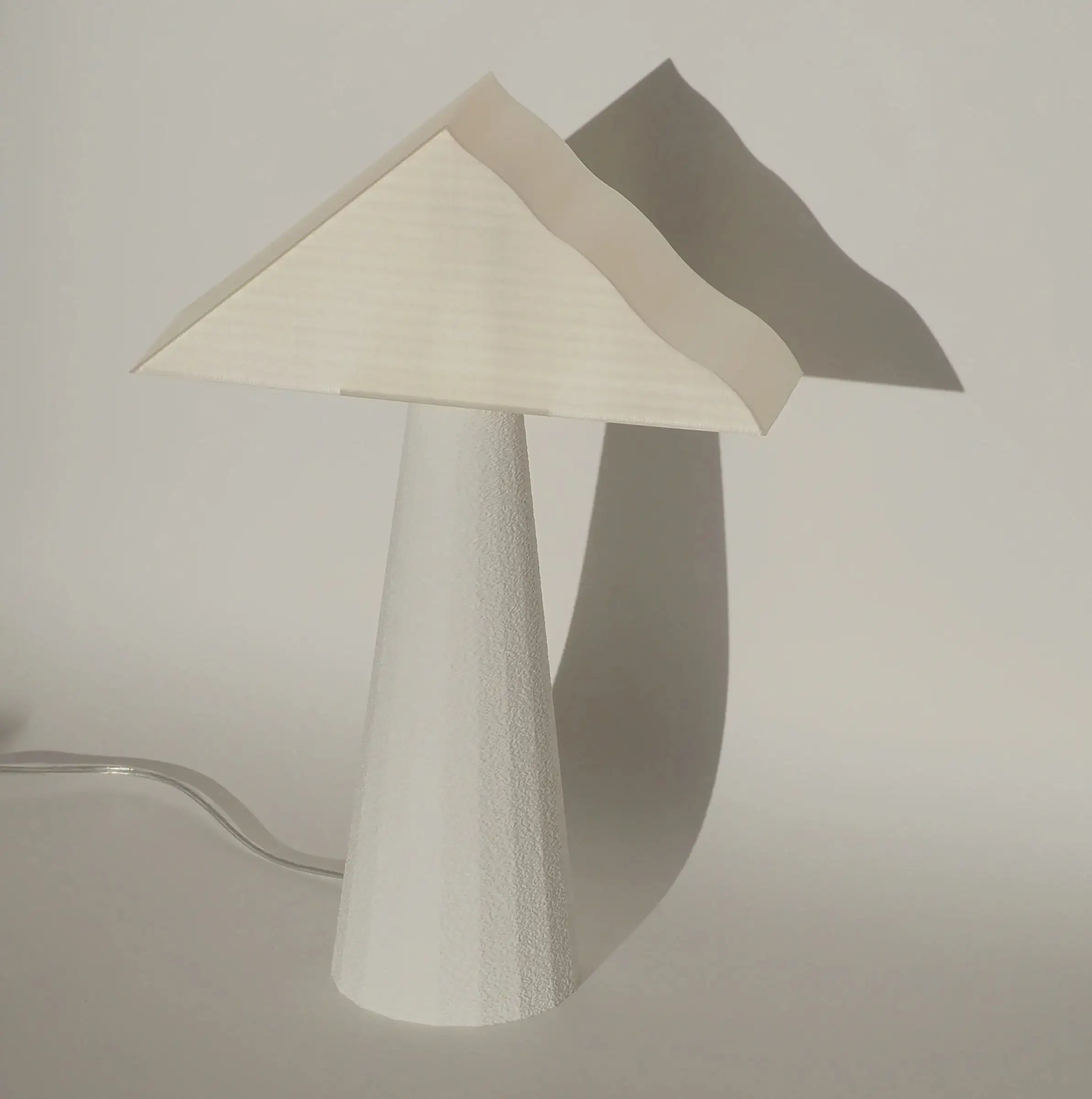 Lámpara de mesa blanca de estilo posmoderno - Imagen 2