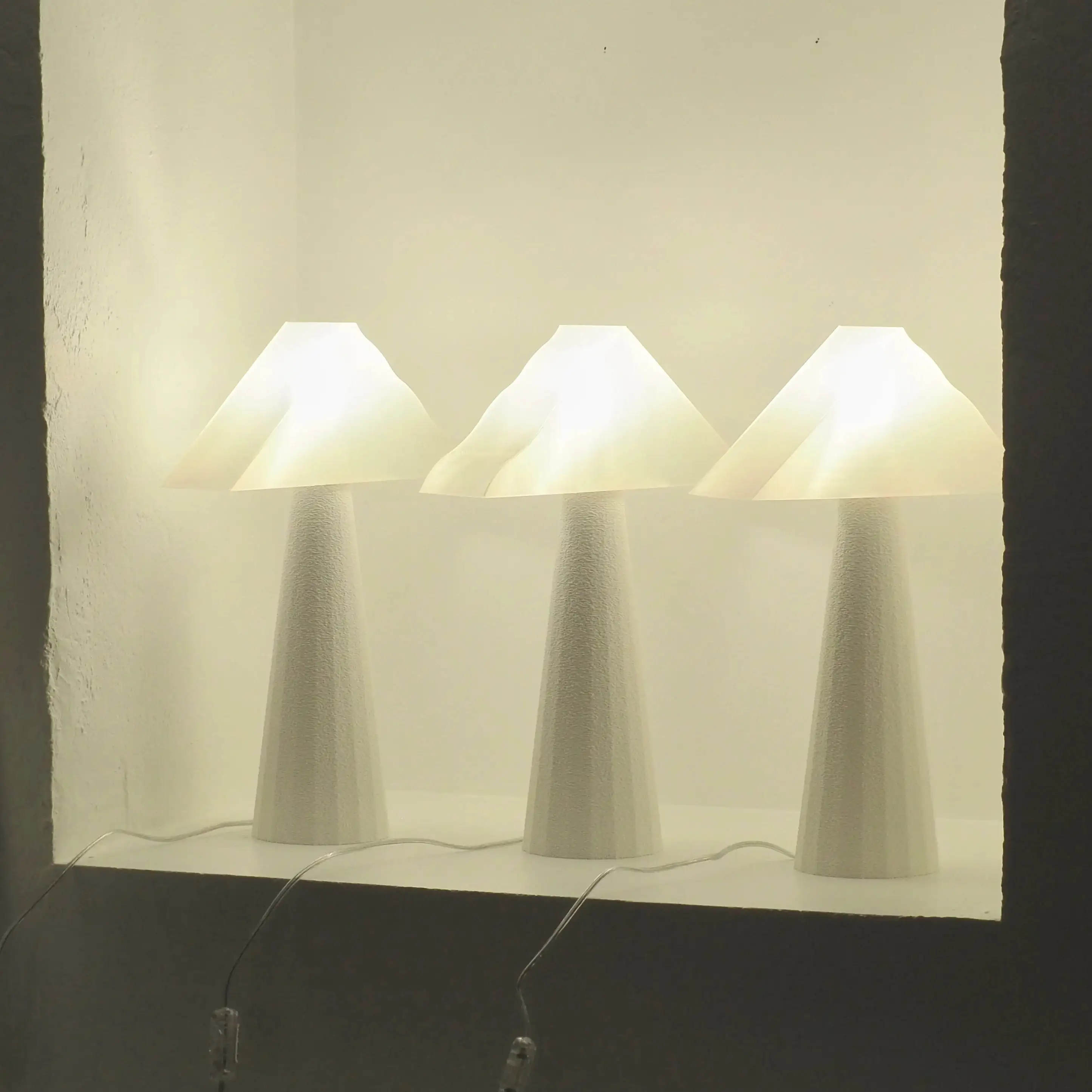 Lámpara de mesa blanca de estilo posmoderno - Imagen 3
