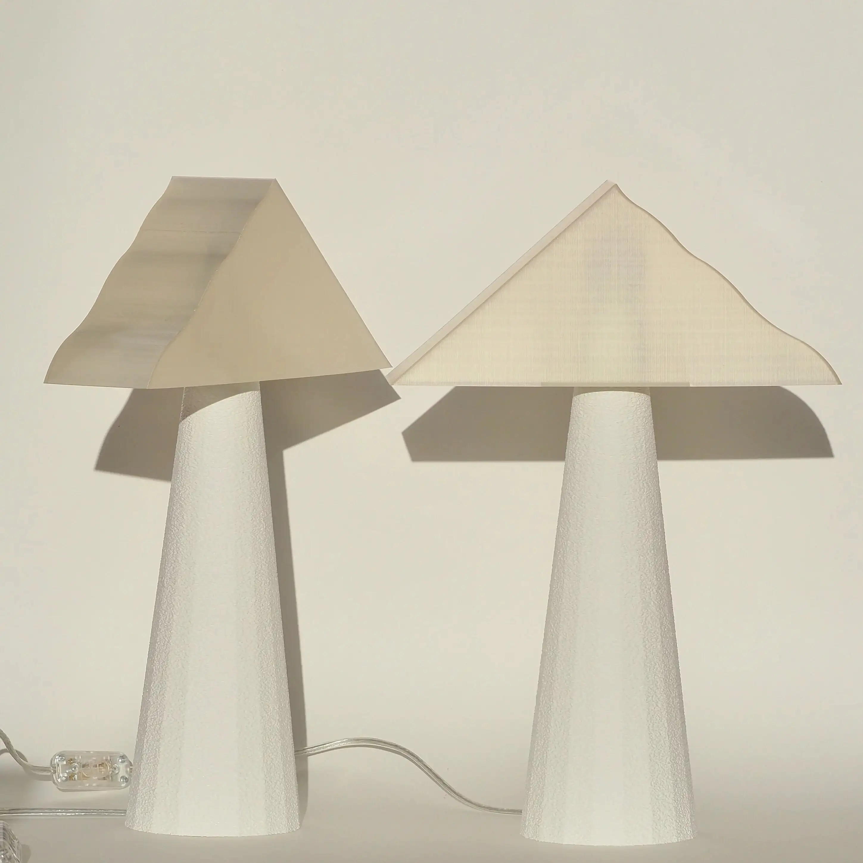 Lámpara de mesa blanca de estilo posmoderno - Imagen 4