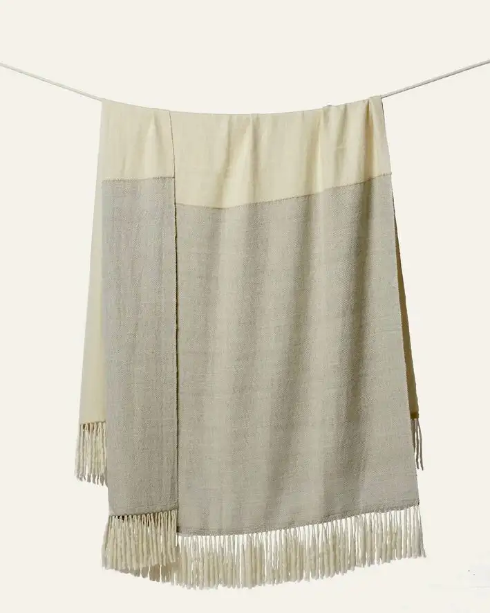 Manta Alpaca gris y blanca - Imagen 3