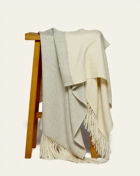 Manta Alpaca gris y blanca - Imagen 4