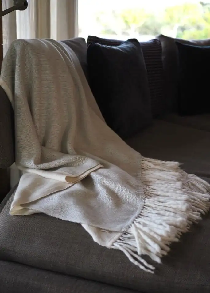 Manta Alpaca gris y blanca - Imagen 9
