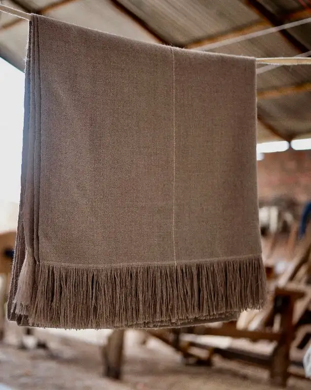 Manta marrón de alpaca hecha a mano - Imagen 3