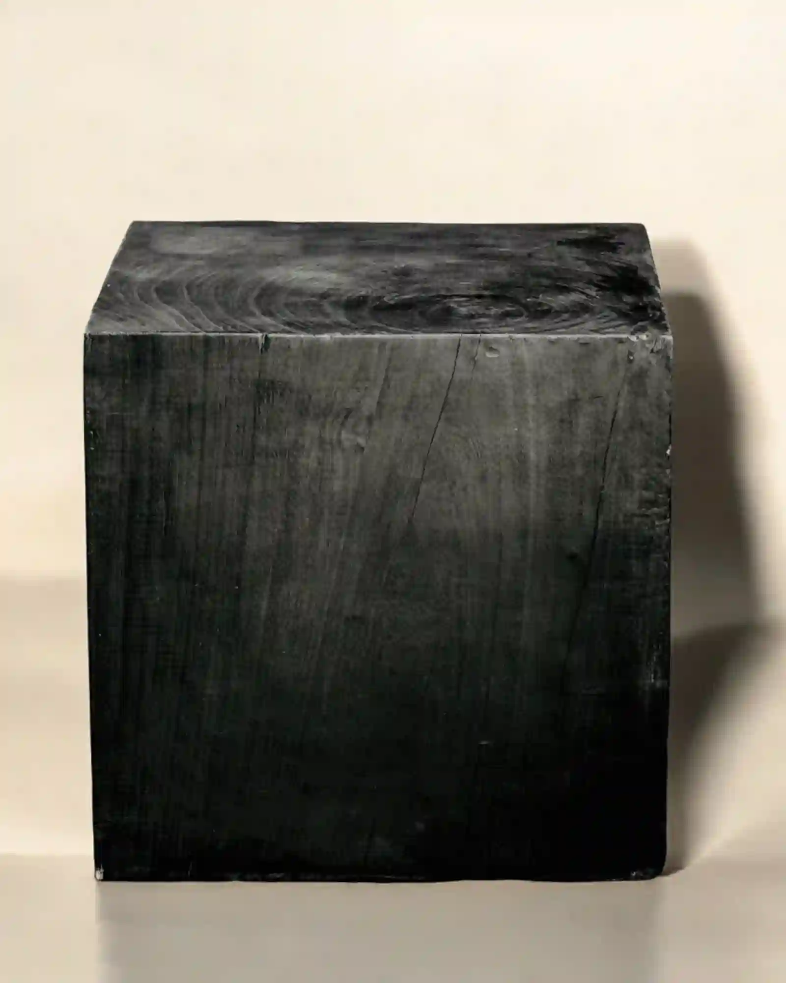 Mesa auxiliar negra de madera