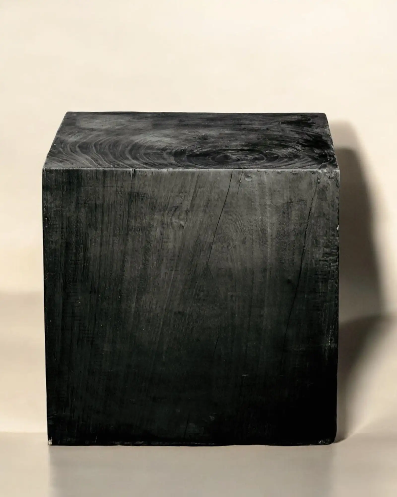 Mesa auxiliar negra de madera