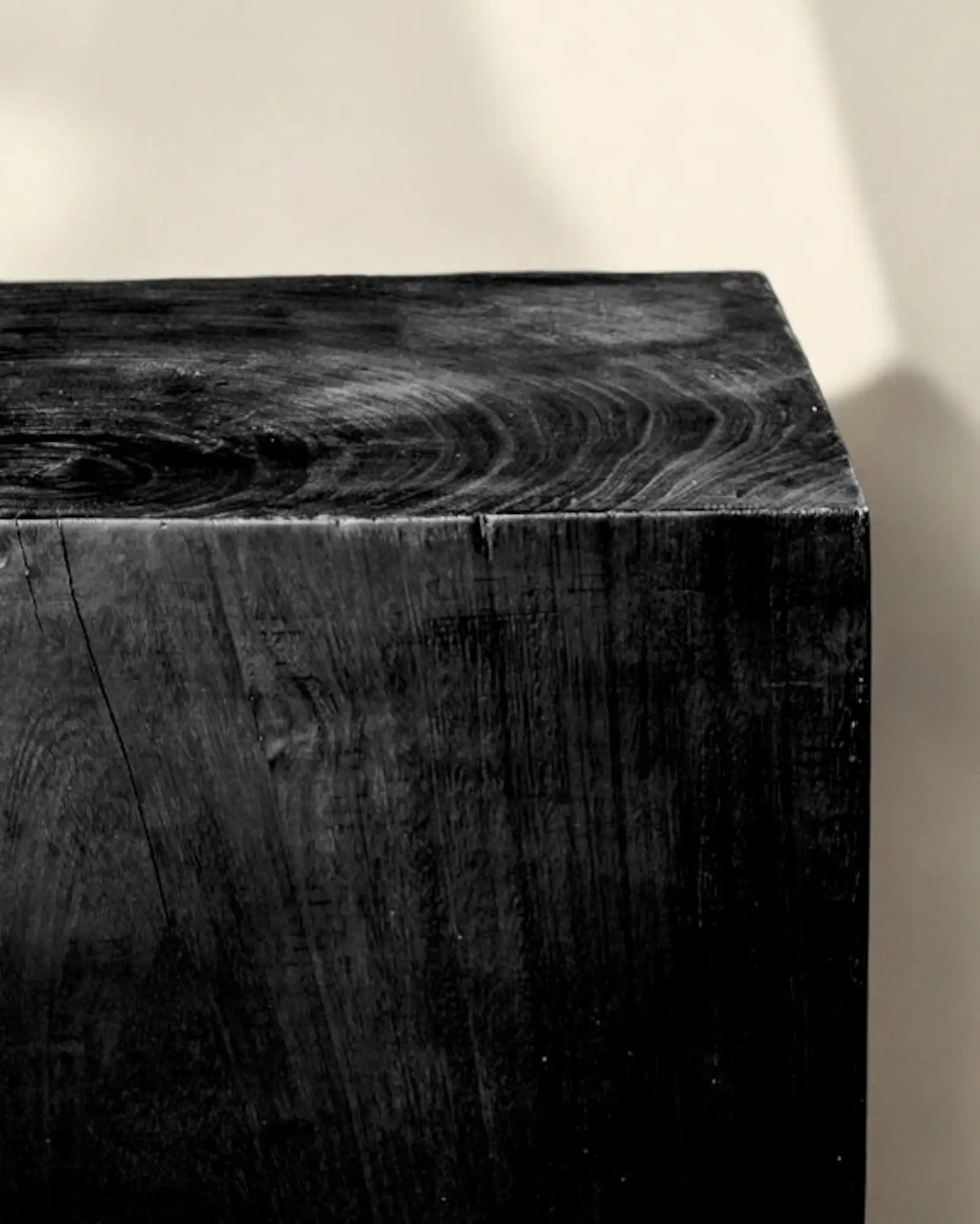 Mesa auxiliar negra de madera - Imagen 2