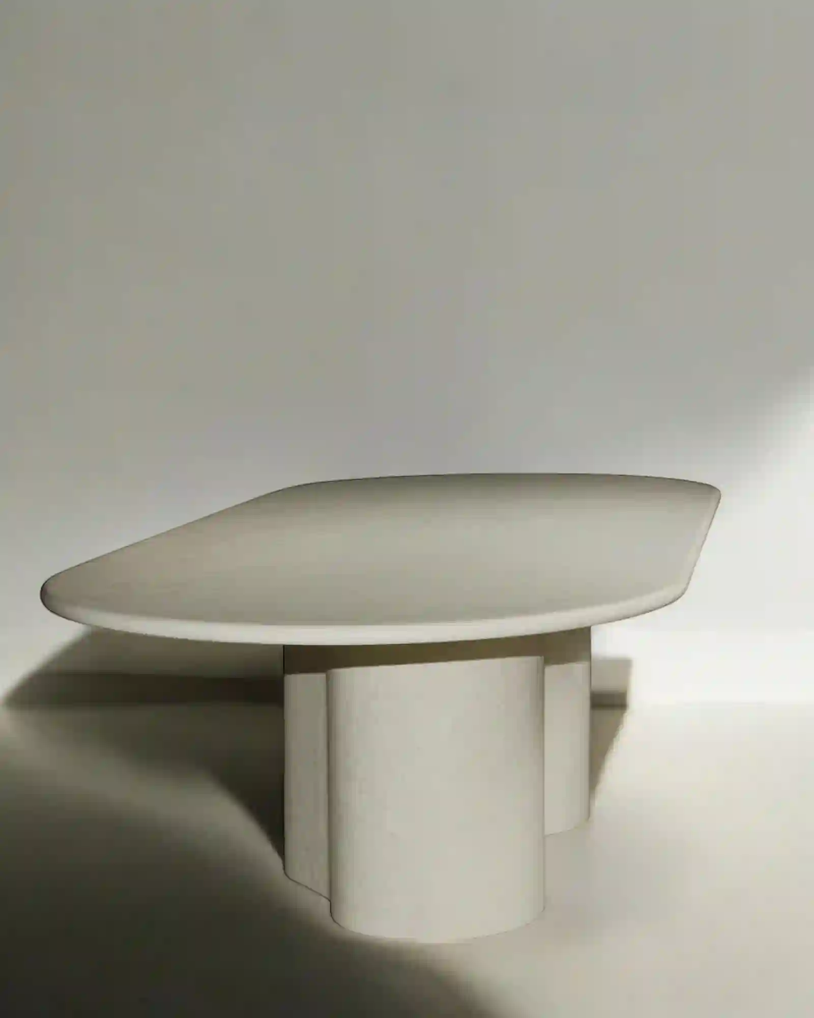Mesa de comedor de microcemento ovalada