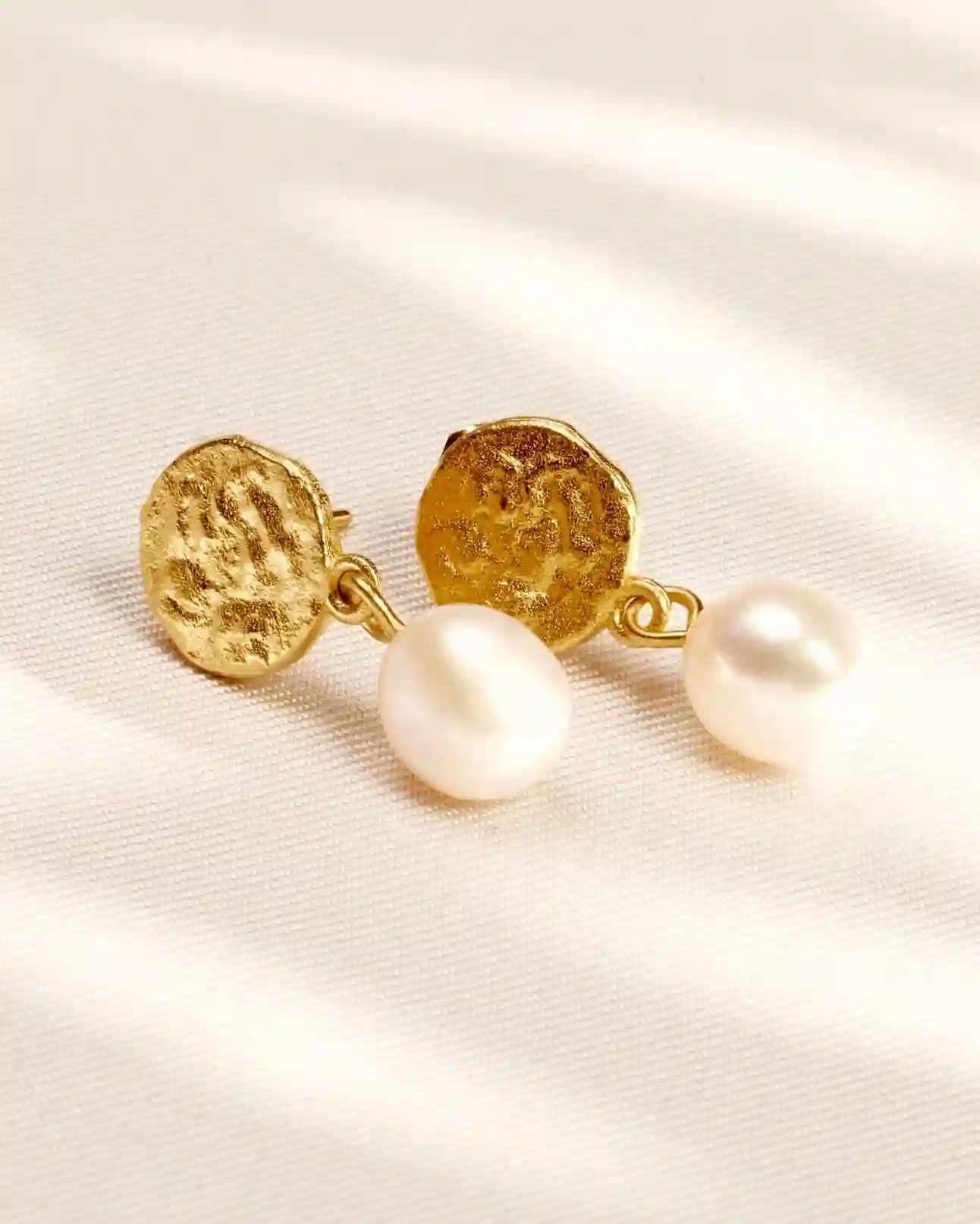 Pearl earrings and agapée gold