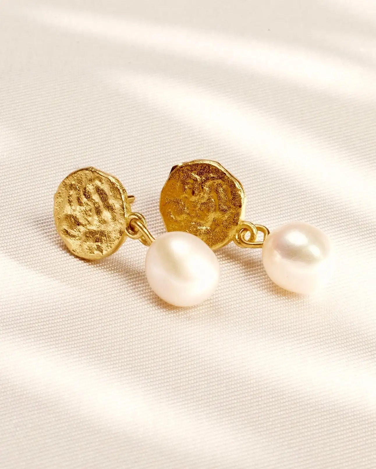 Pearl earrings and agapée gold