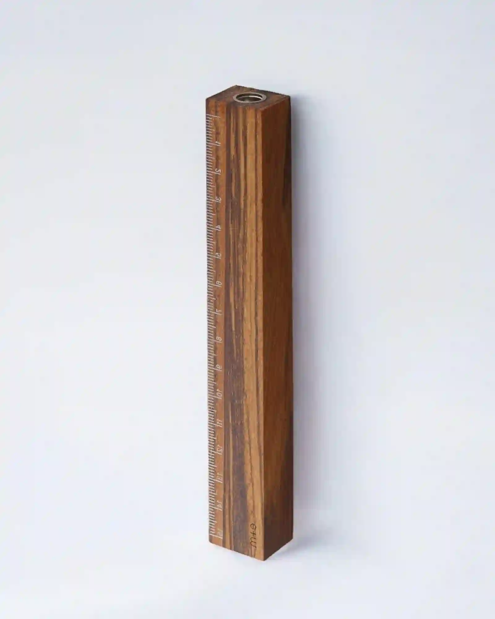 Regla de madera maciza con sacapuntas incorporado
