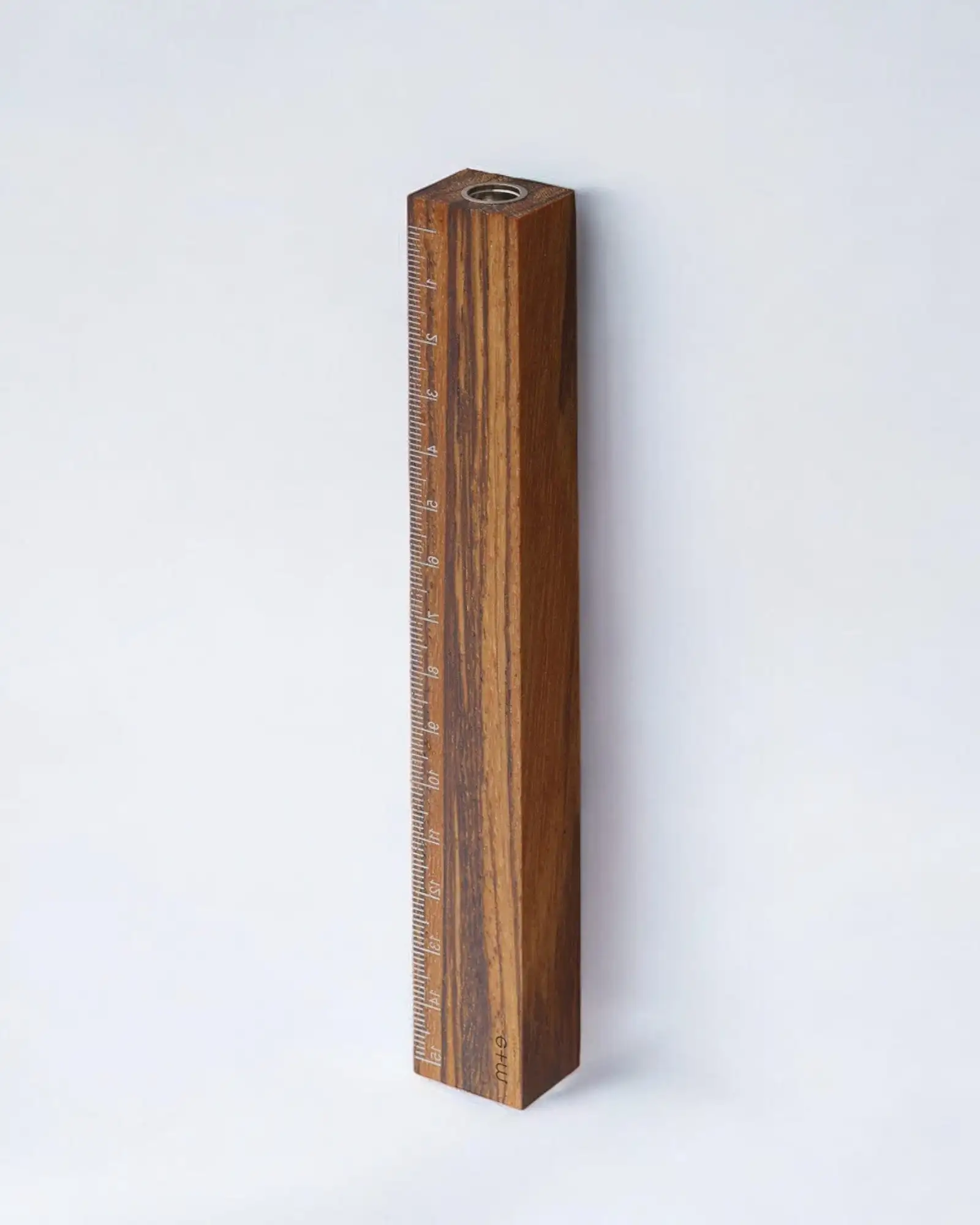 Regla de madera maciza con sacapuntas incorporado