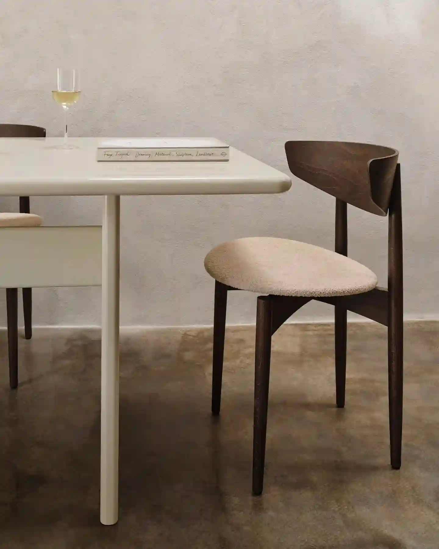 Silla de estilo escandinavo
