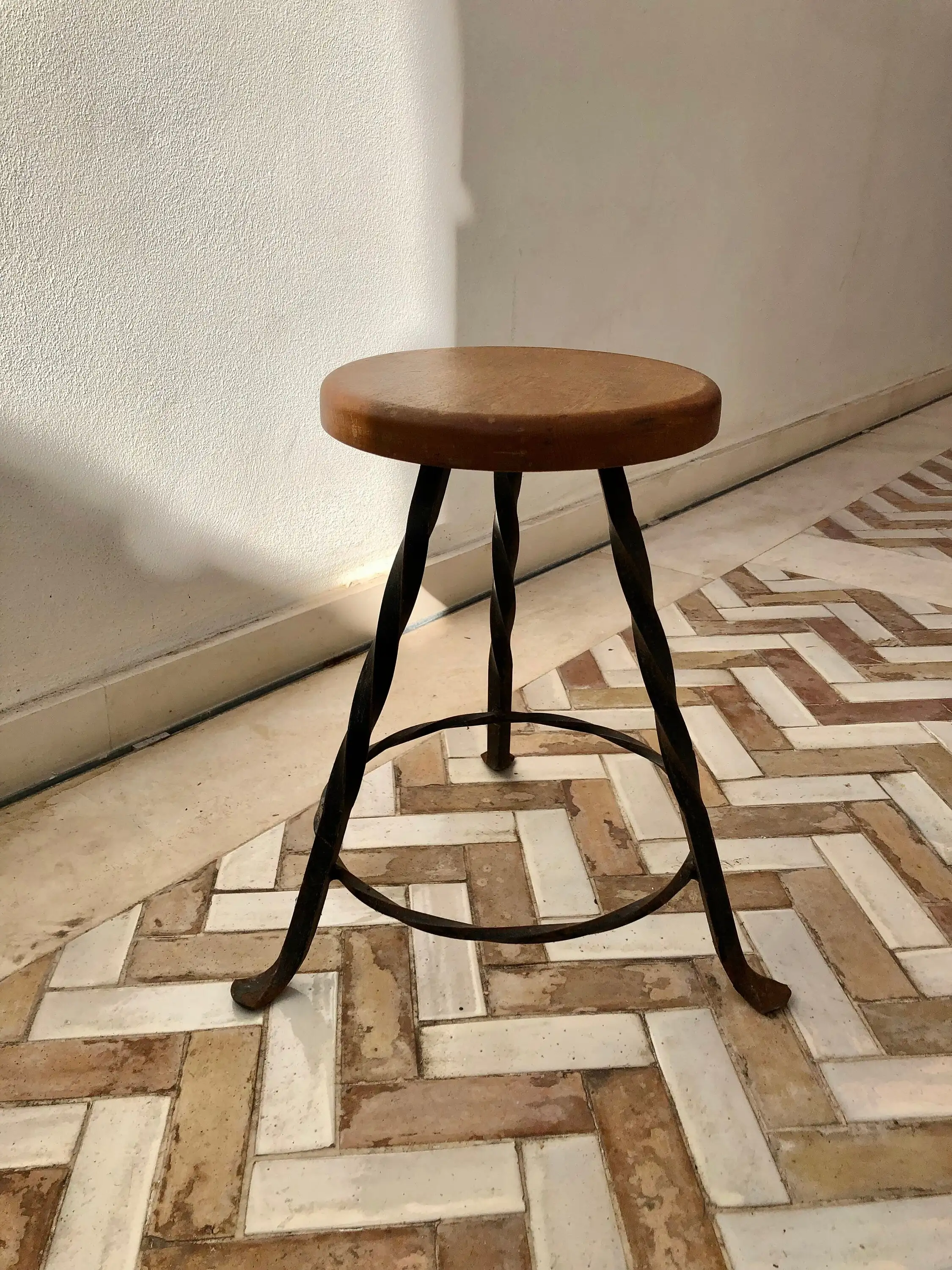 Taburete vintage de madera y forja - Imagen 3