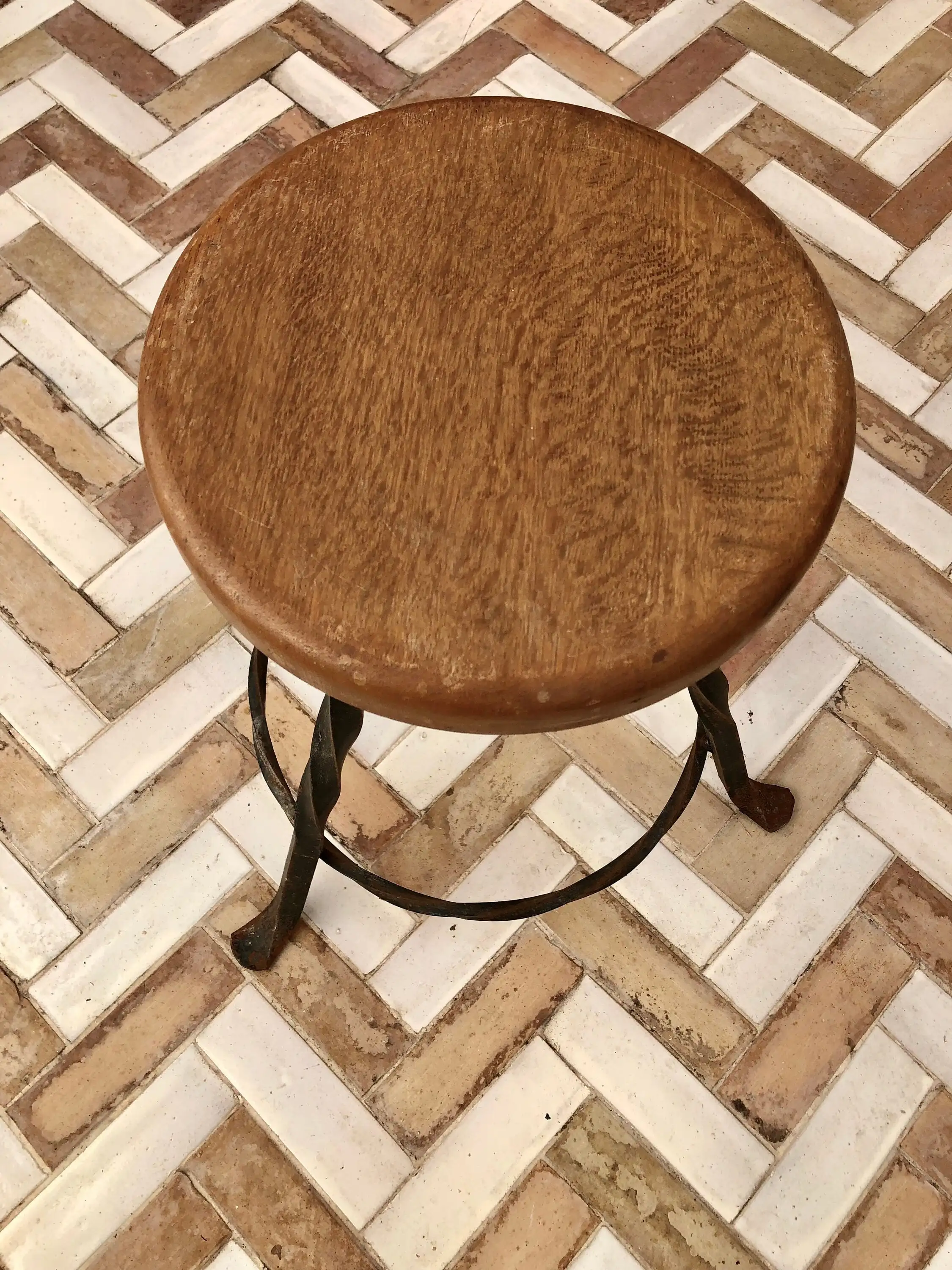 Taburete vintage de madera y forja - Imagen 4