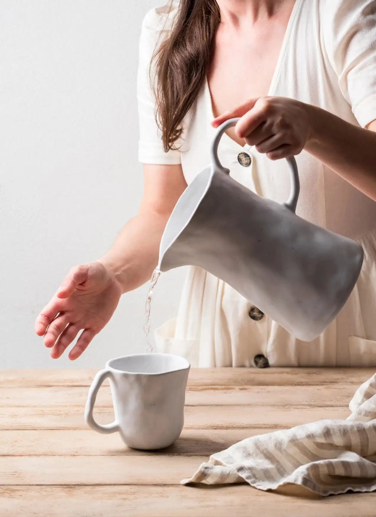 Taza blanca de cerámica orgánica - Imagen 2