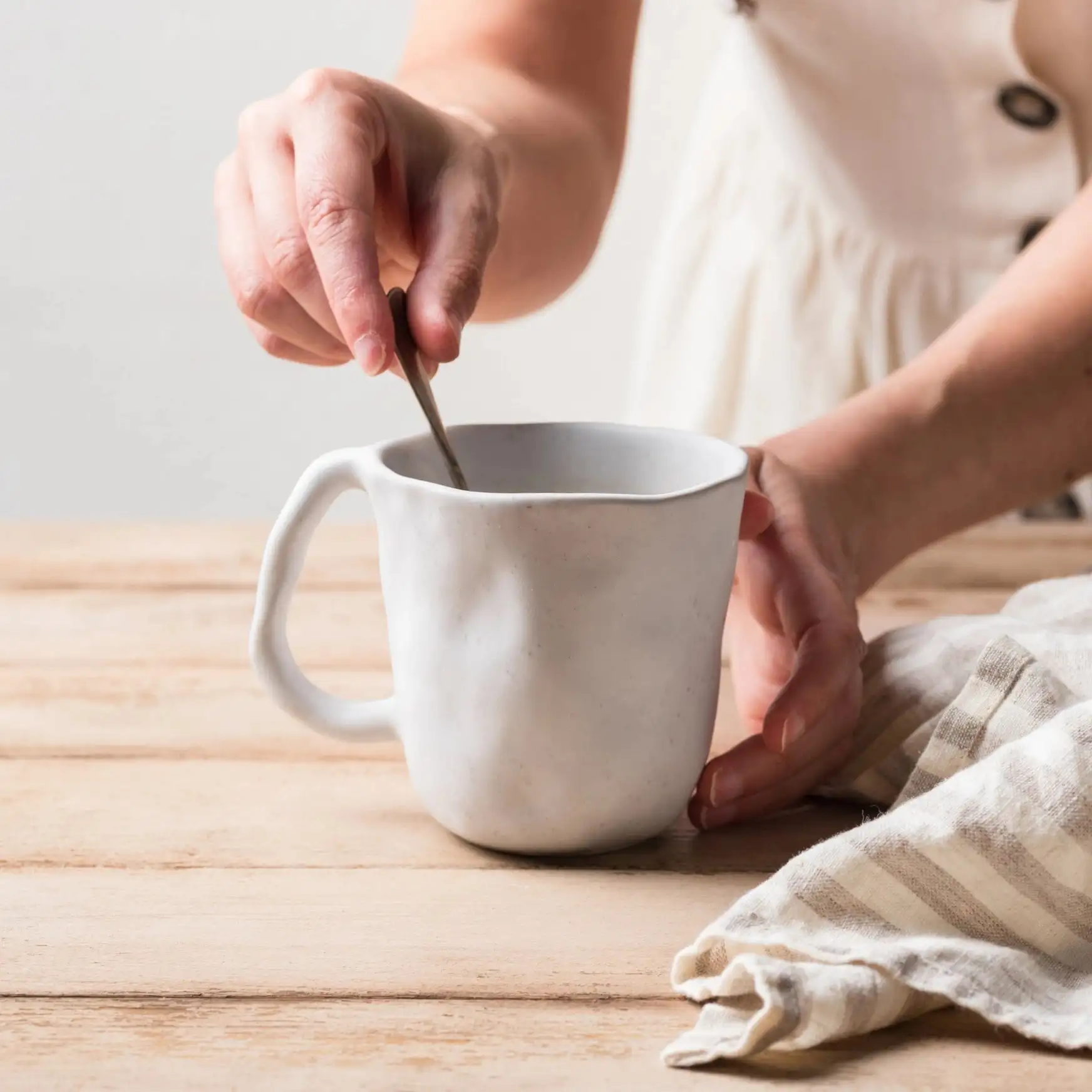 Taza blanca de cerámica orgánica - Imagen 4