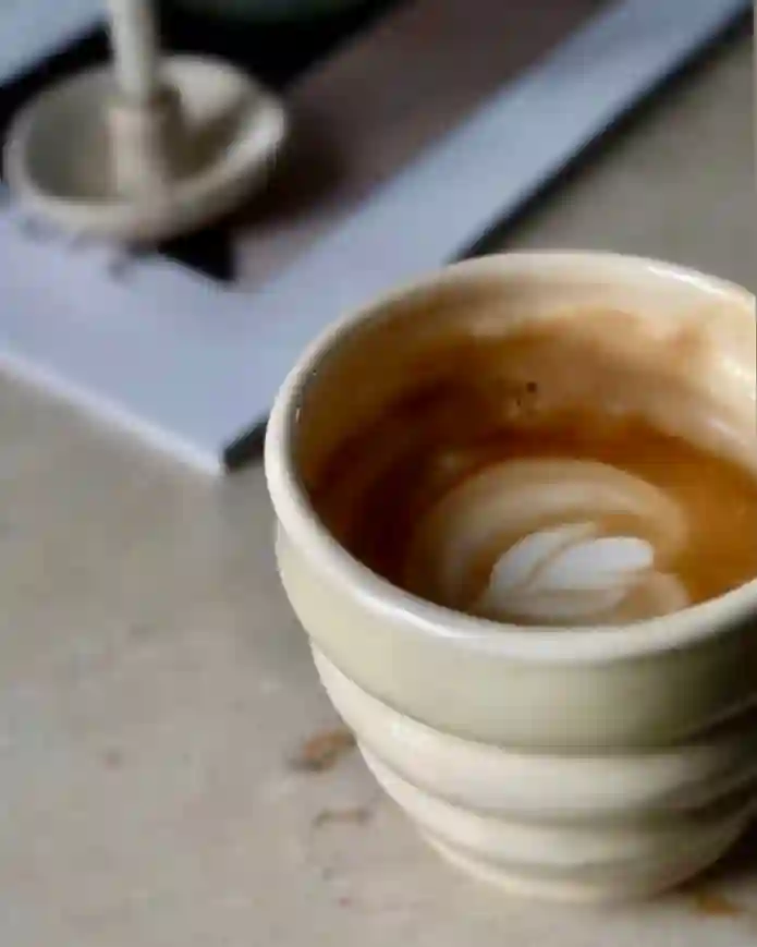 Vasos de cerámica artesanal blancos