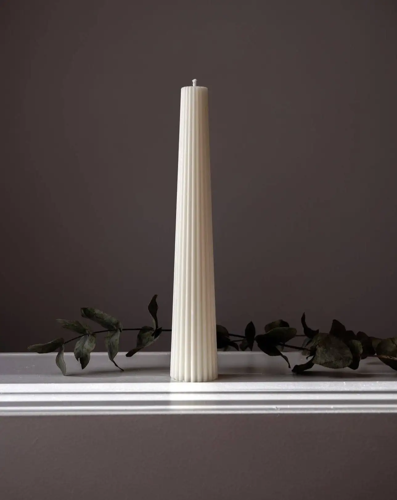 Handmade soy wax candle shaped like a column (white and amber musk aroma)
