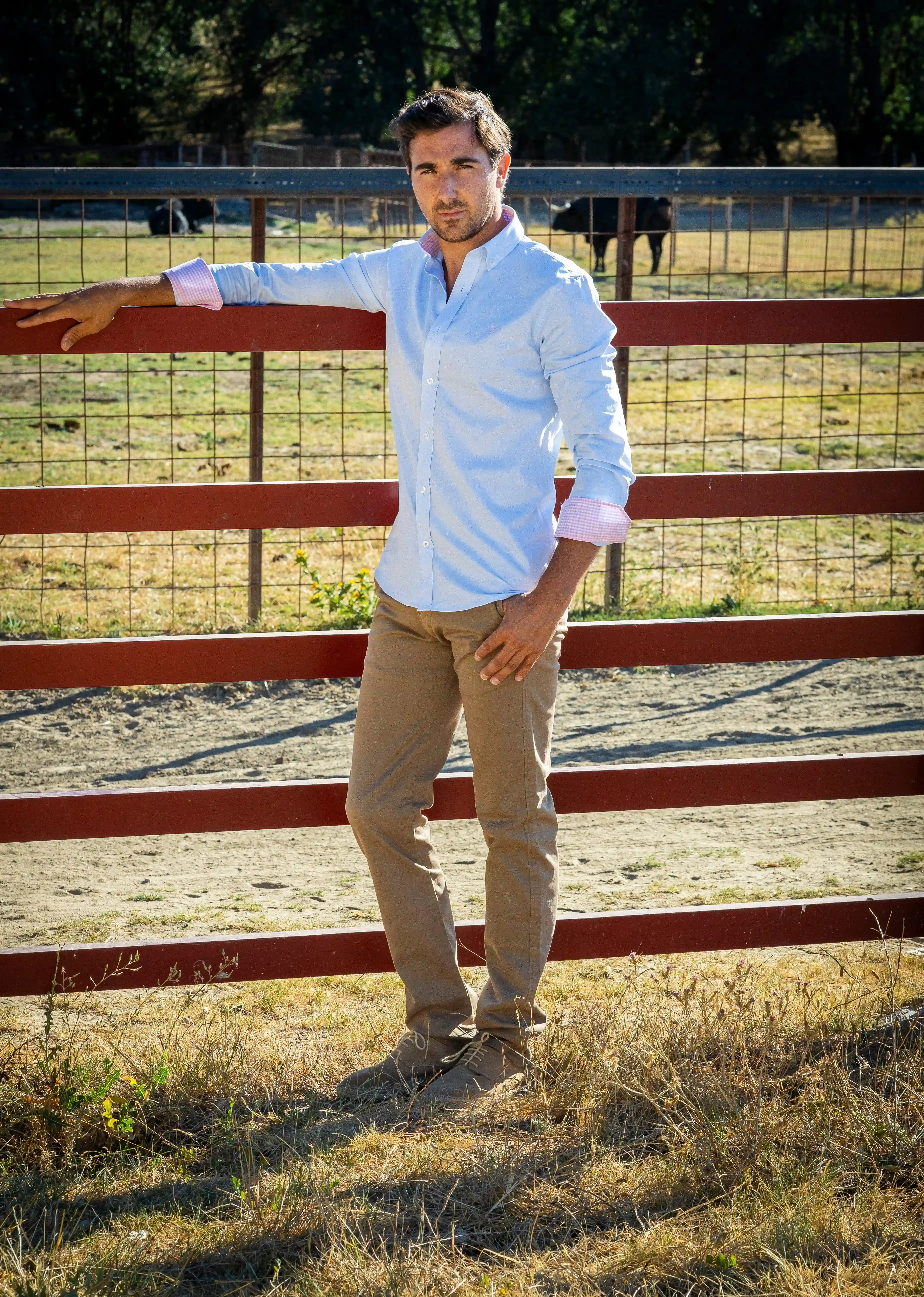 Camisa Oxford azul claro logo bordado en rosa Cordobesa