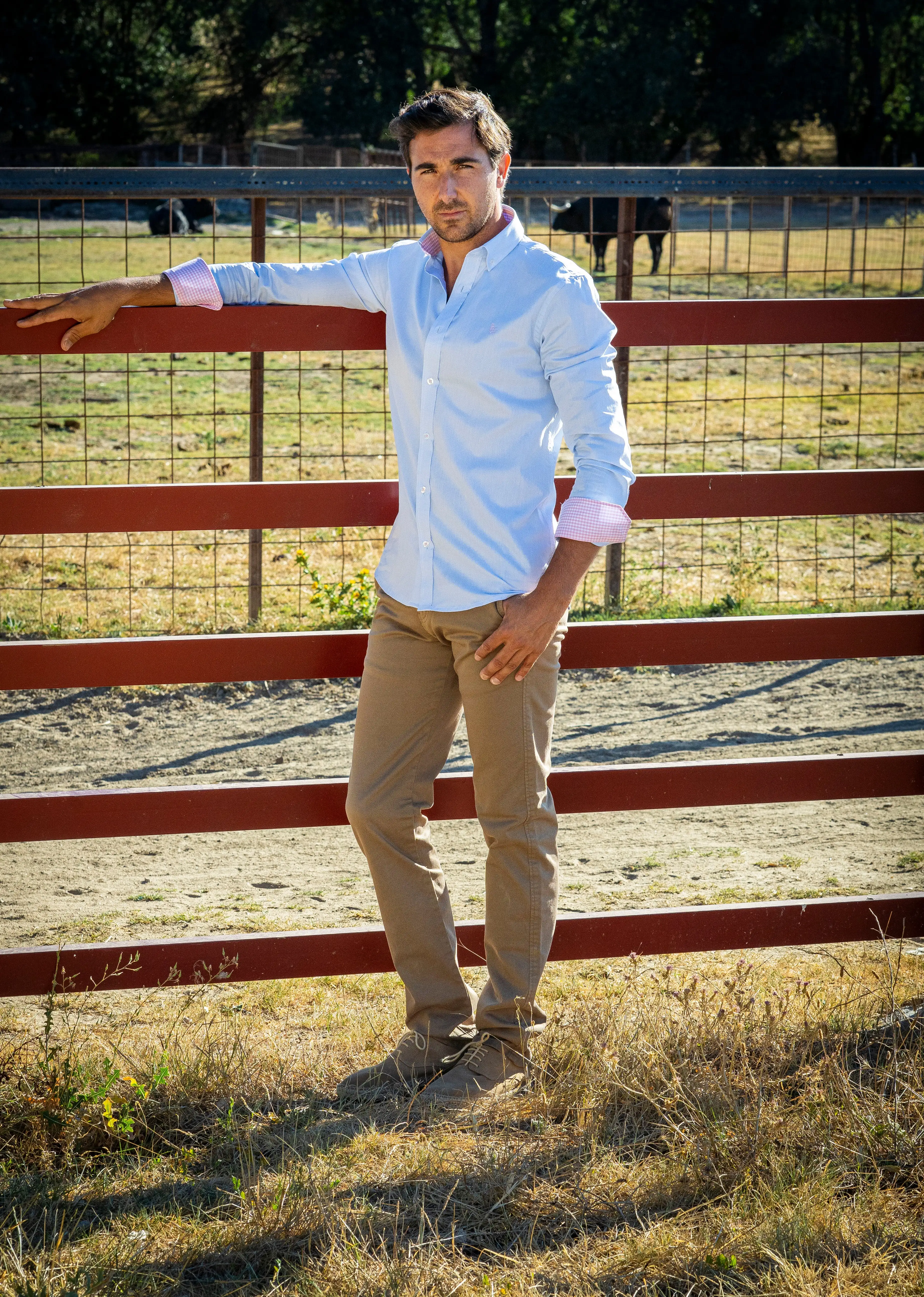 Camisa Oxford azul claro logo bordado en rosa Cordobesa