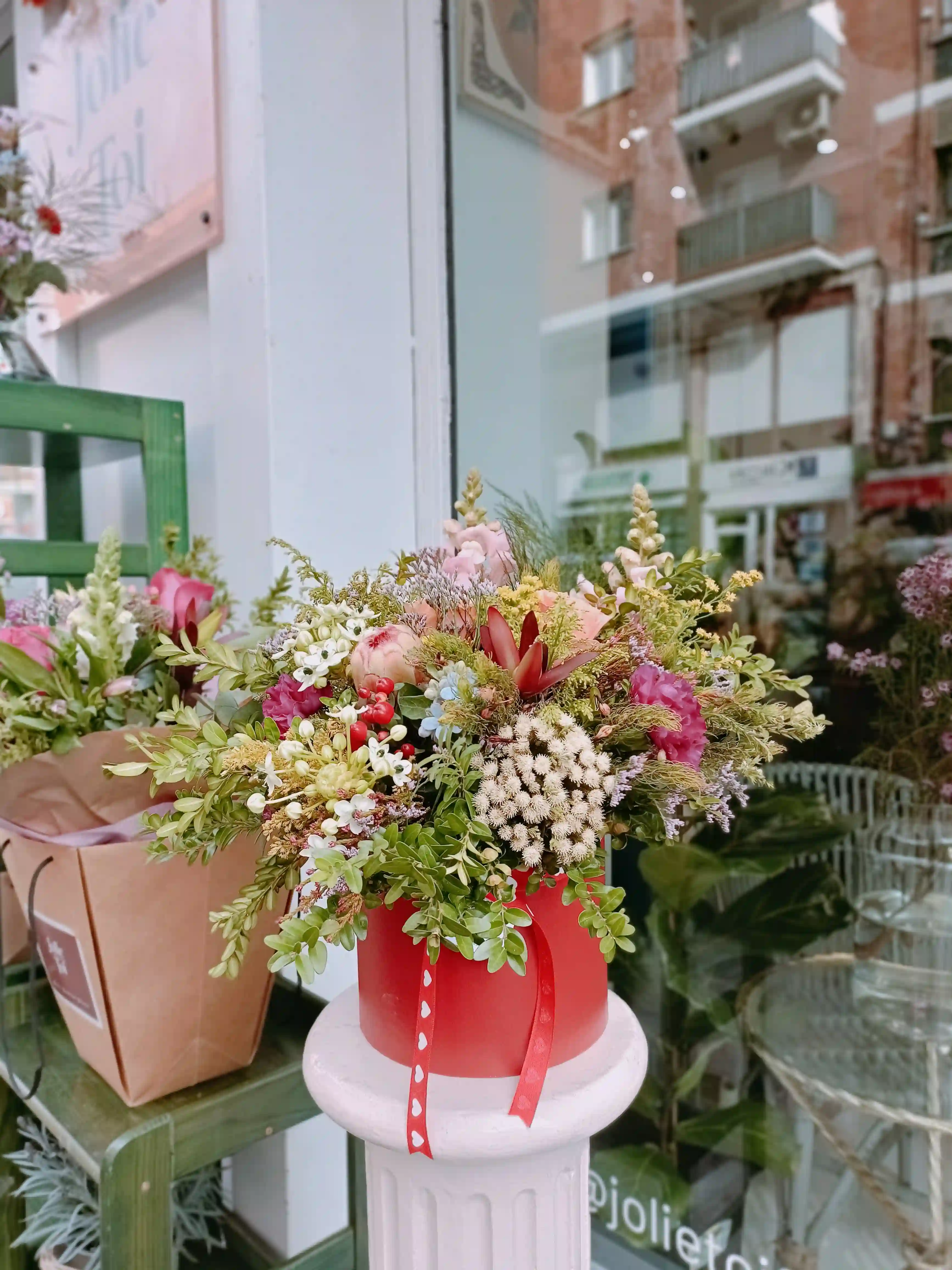 Bombonera with African flowers