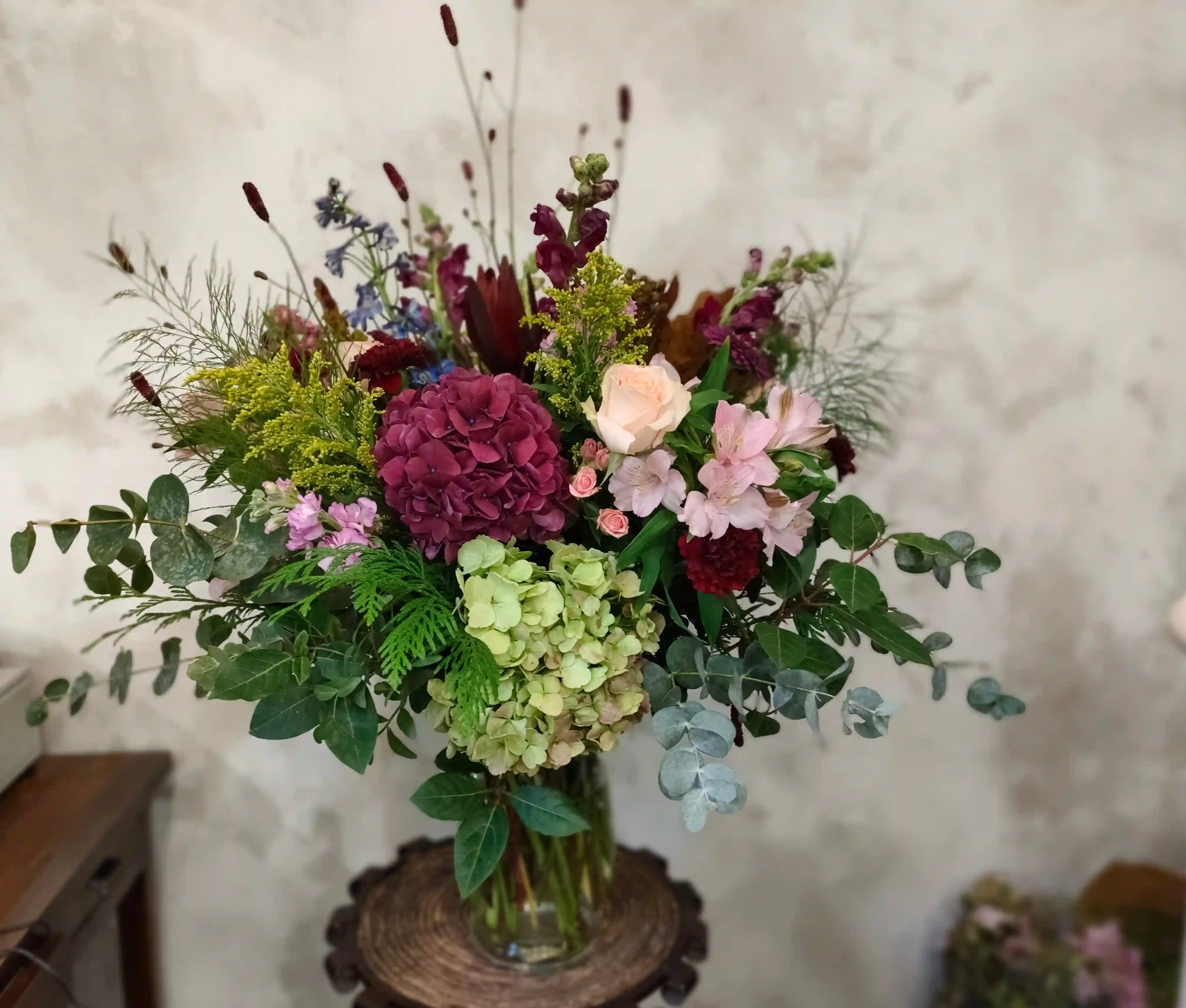 Cristal con Hortensias y Flores Variadas
