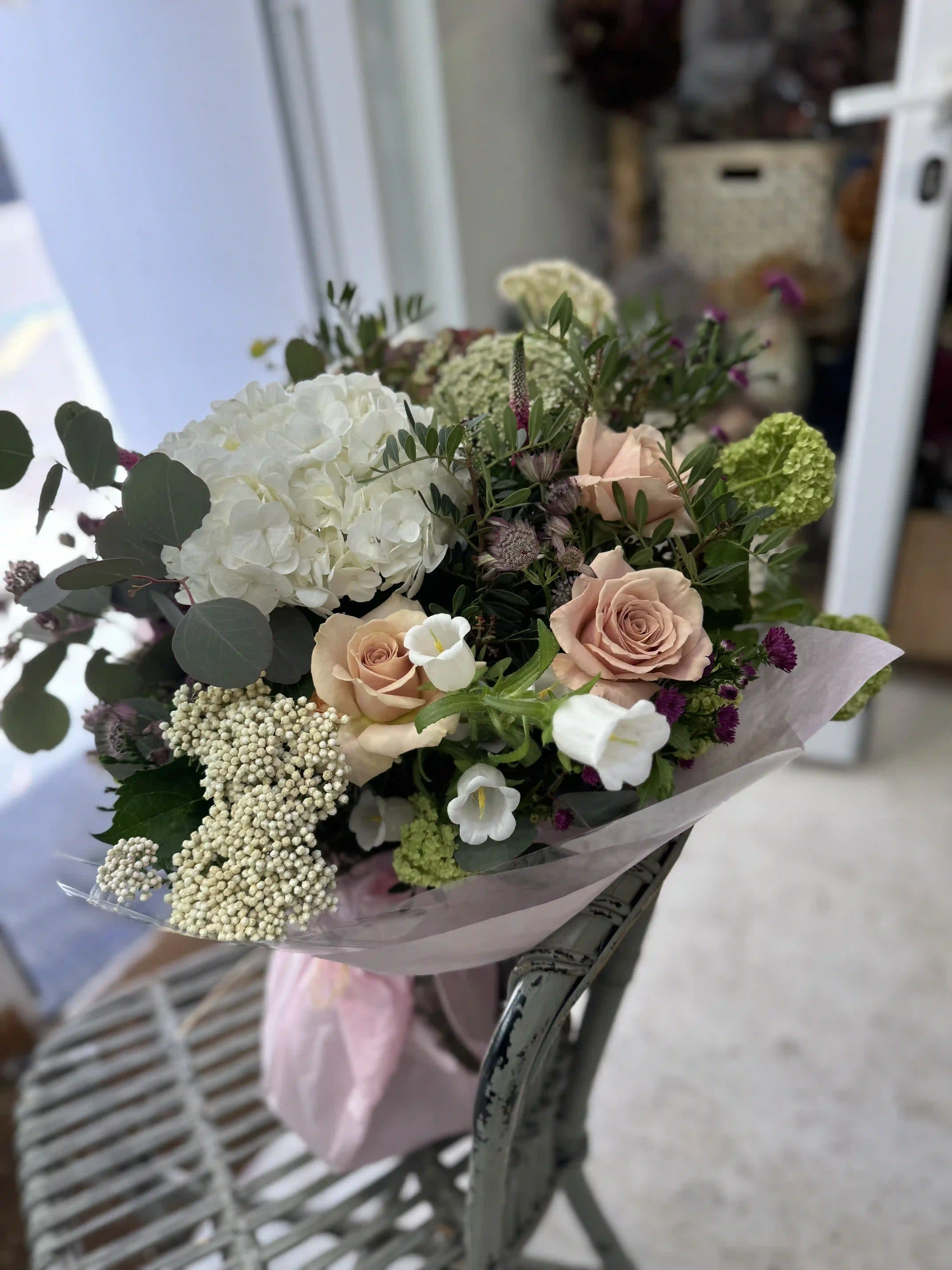 Ramo Premium de Campánulas Rosas de Jardín y Hortensias