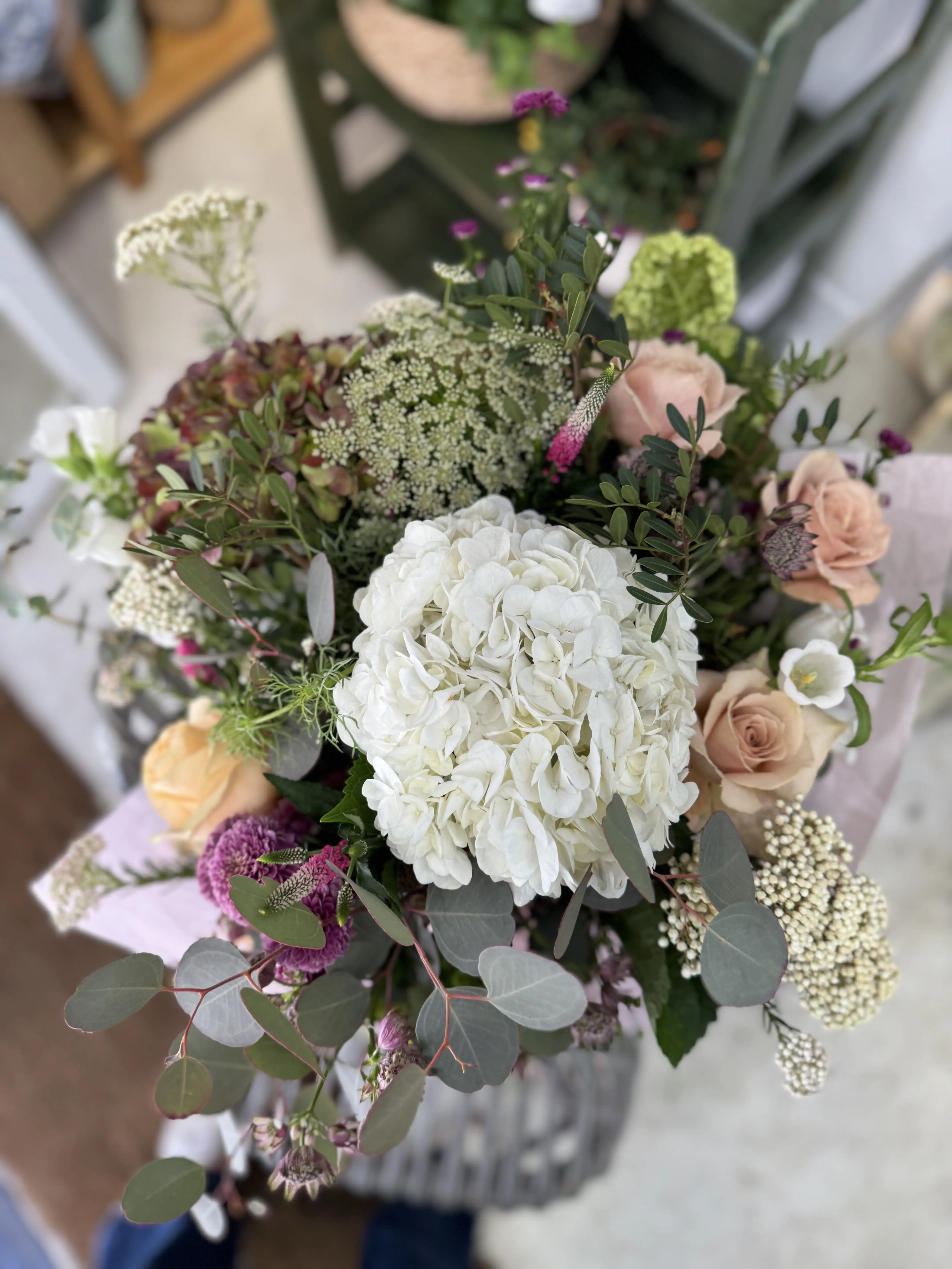 Ramo Premium de Campánulas Rosas de Jardín y Hortensias - Imagen 2