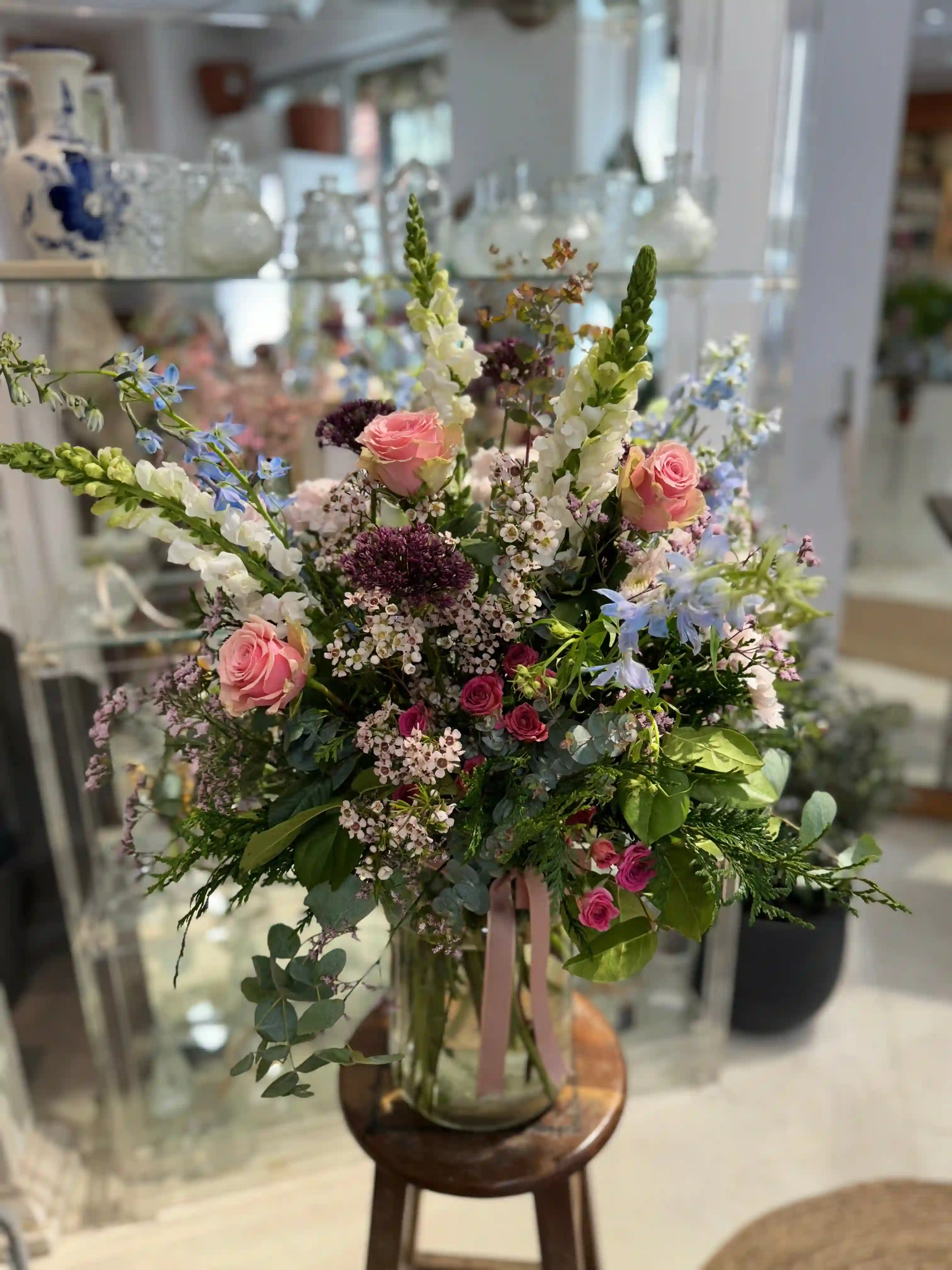 Ramo premium de Rosas Tuti Fruti y Delfinios