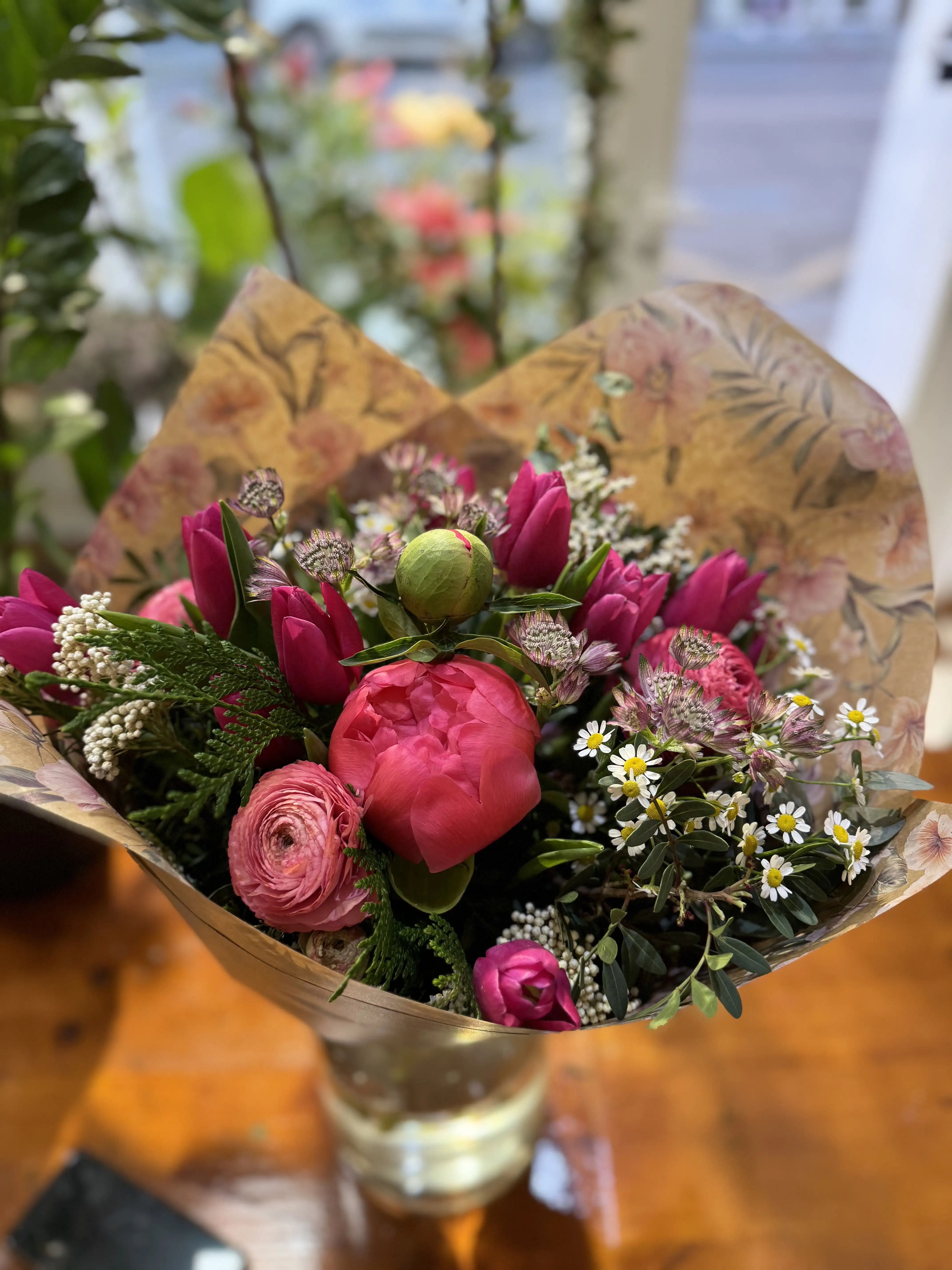 Ramo Rosa de Ranúnculos con Tulipanes