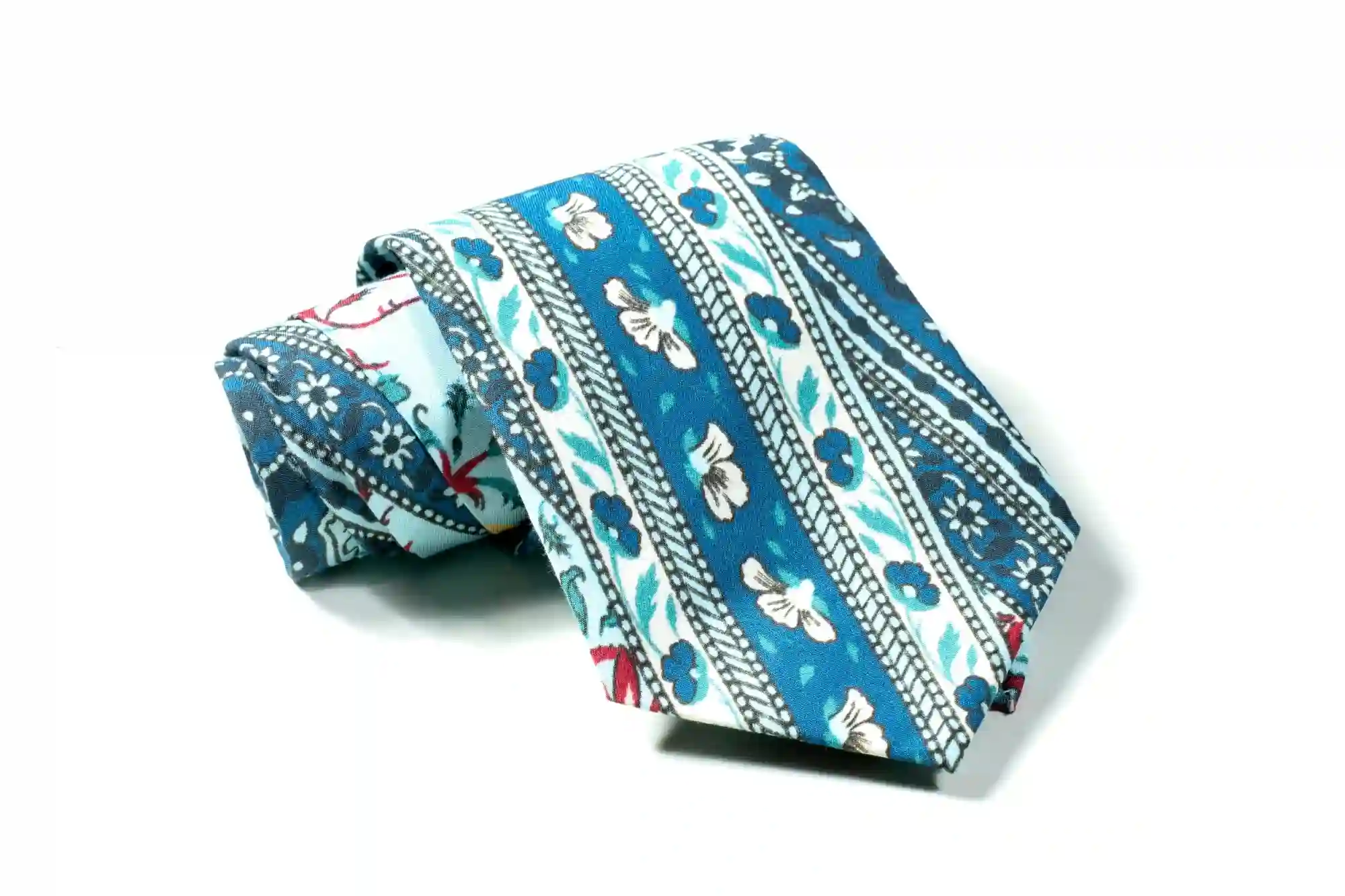 Blue flowers tie