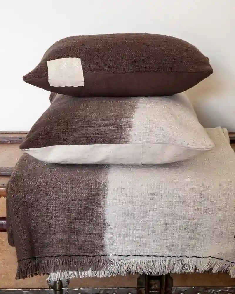 White and brown cotton quantcha
