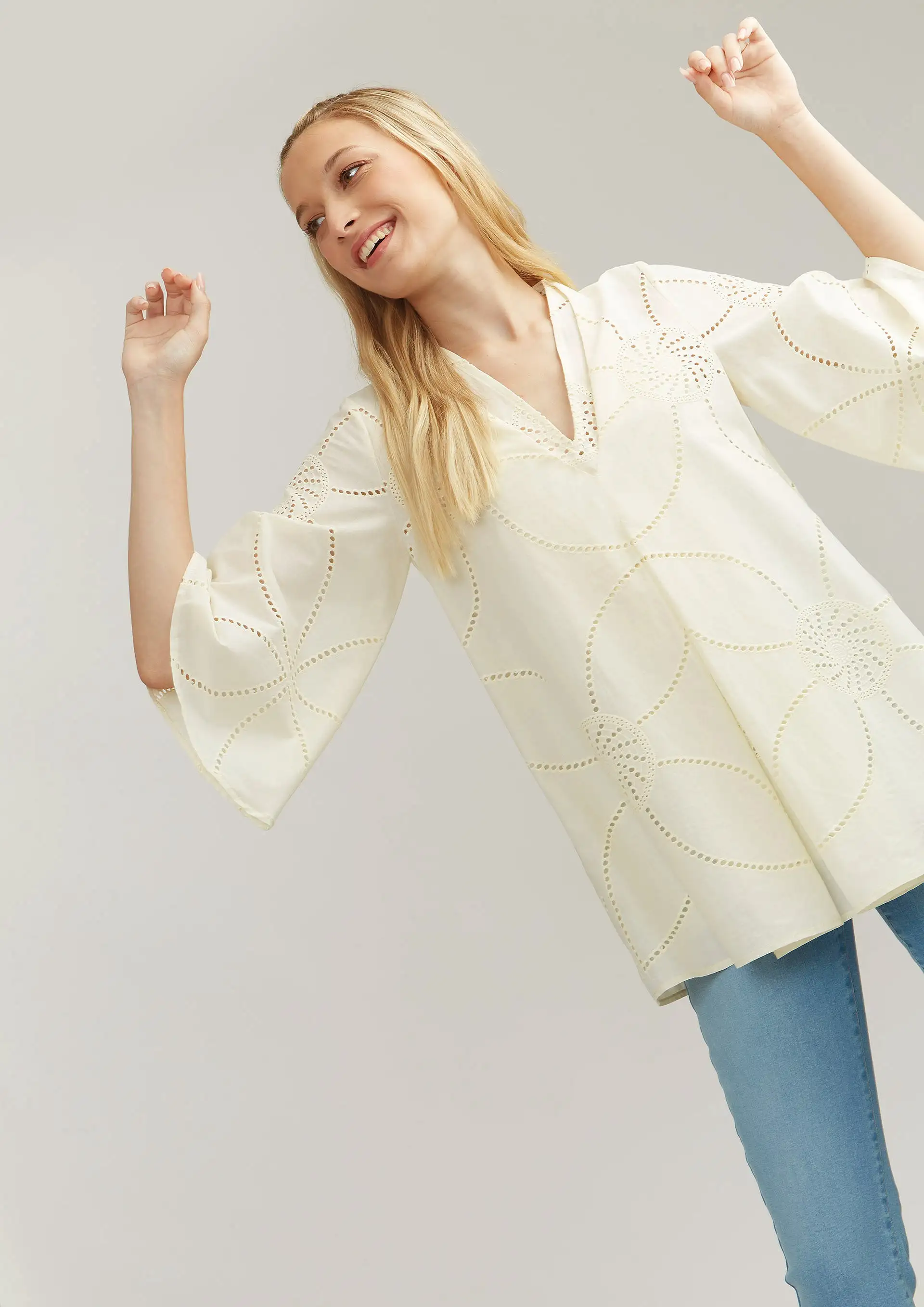 Blusa ALBA CONDE crudo bordado troquelado - Imagen 3