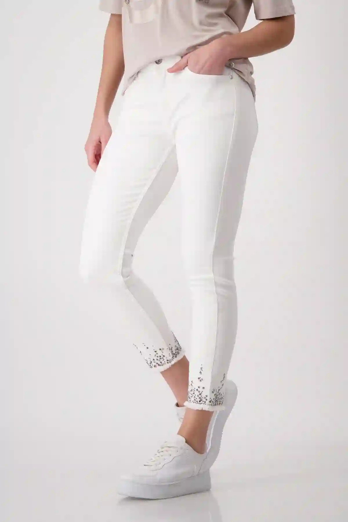Pantalón MONARI vaquero con dobladillo decorado