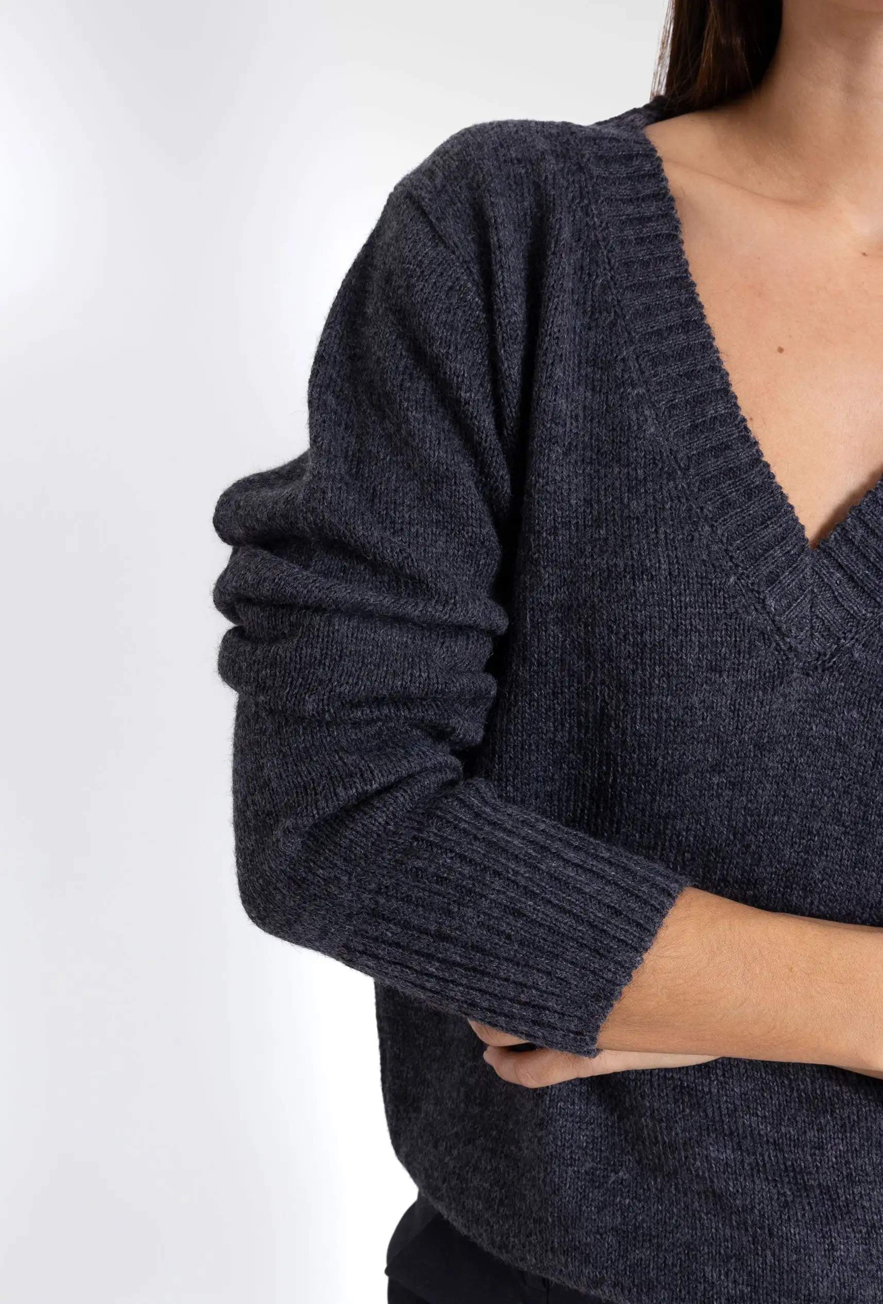 Jersey con cuello de pico: Gris - Imagen 3