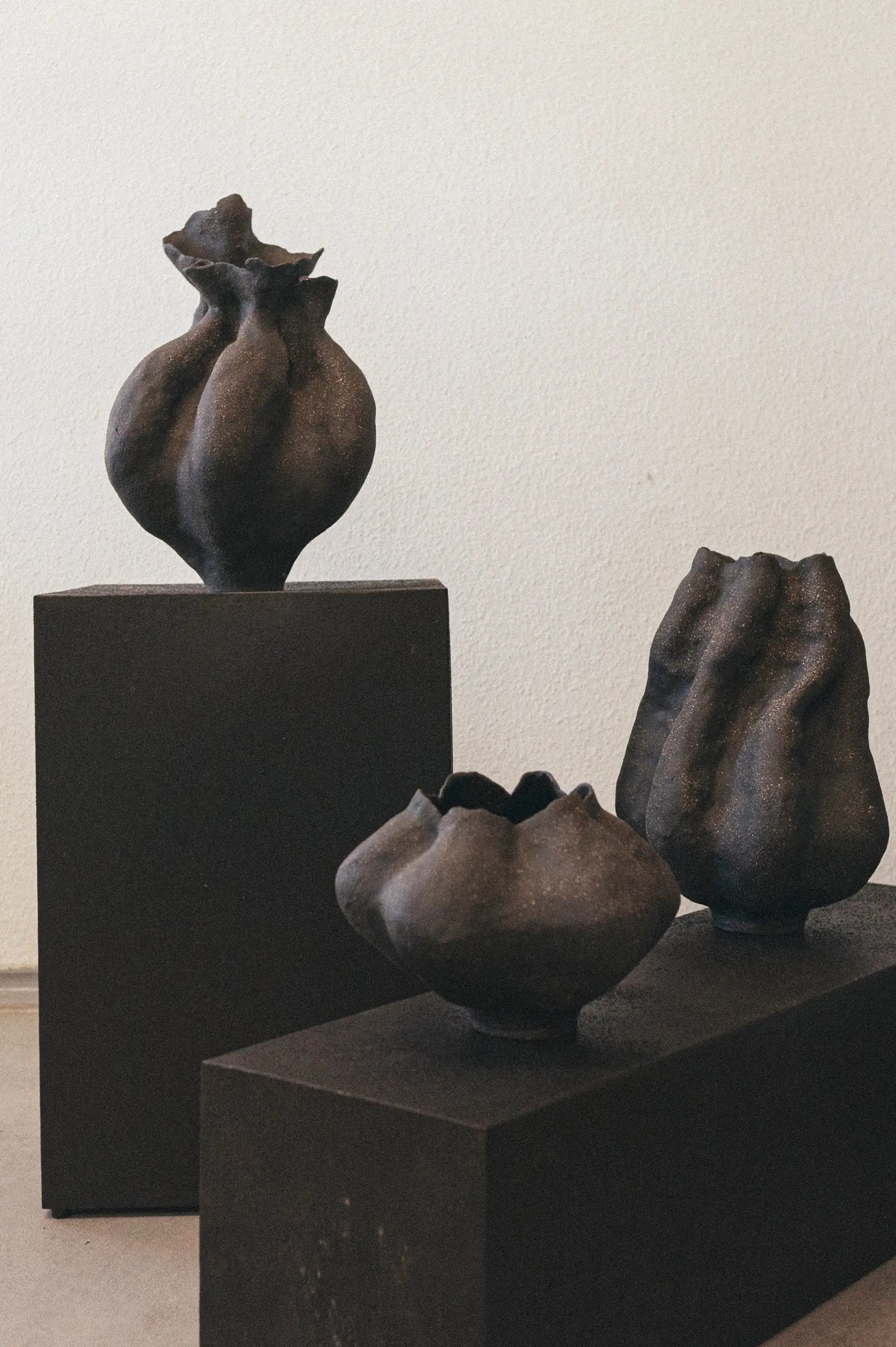 Jarrón negro cerámica artesanal - Imagen 2