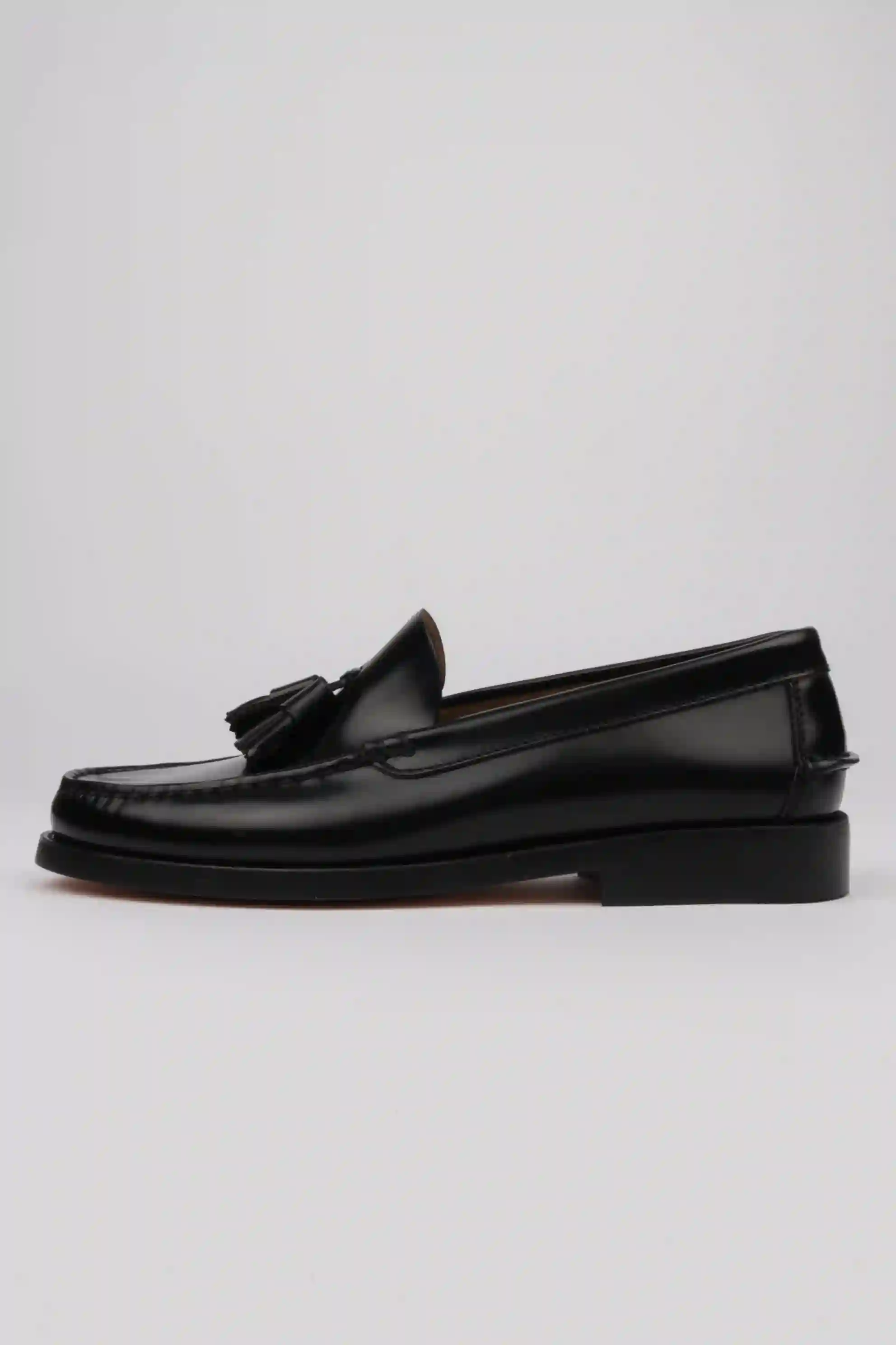 Zapatos Castellanos Con Borlas Edward's Color Negro